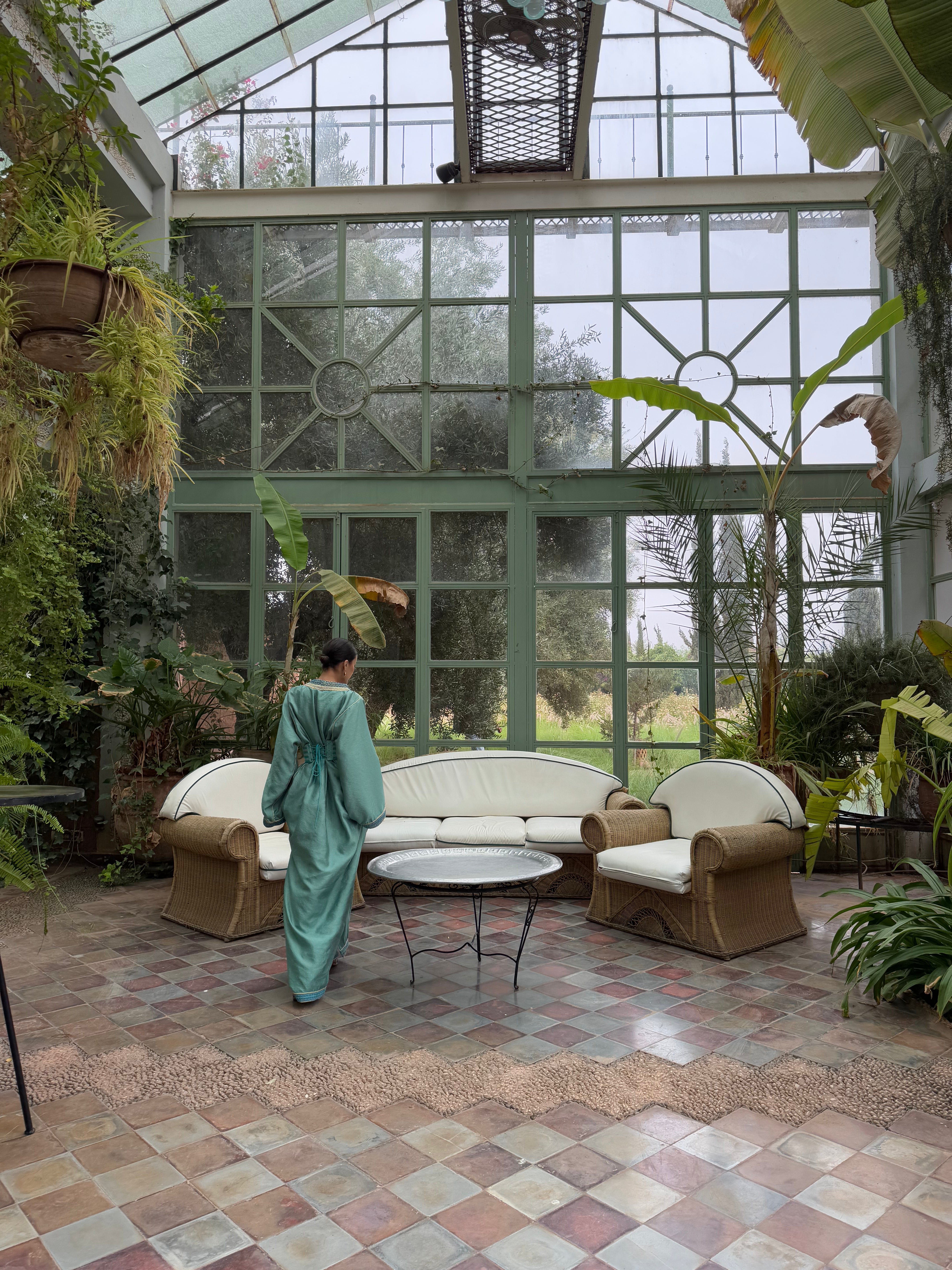 Caftan moderne en crêpe vert d'eau à ceinture rigide, détail du tissu
