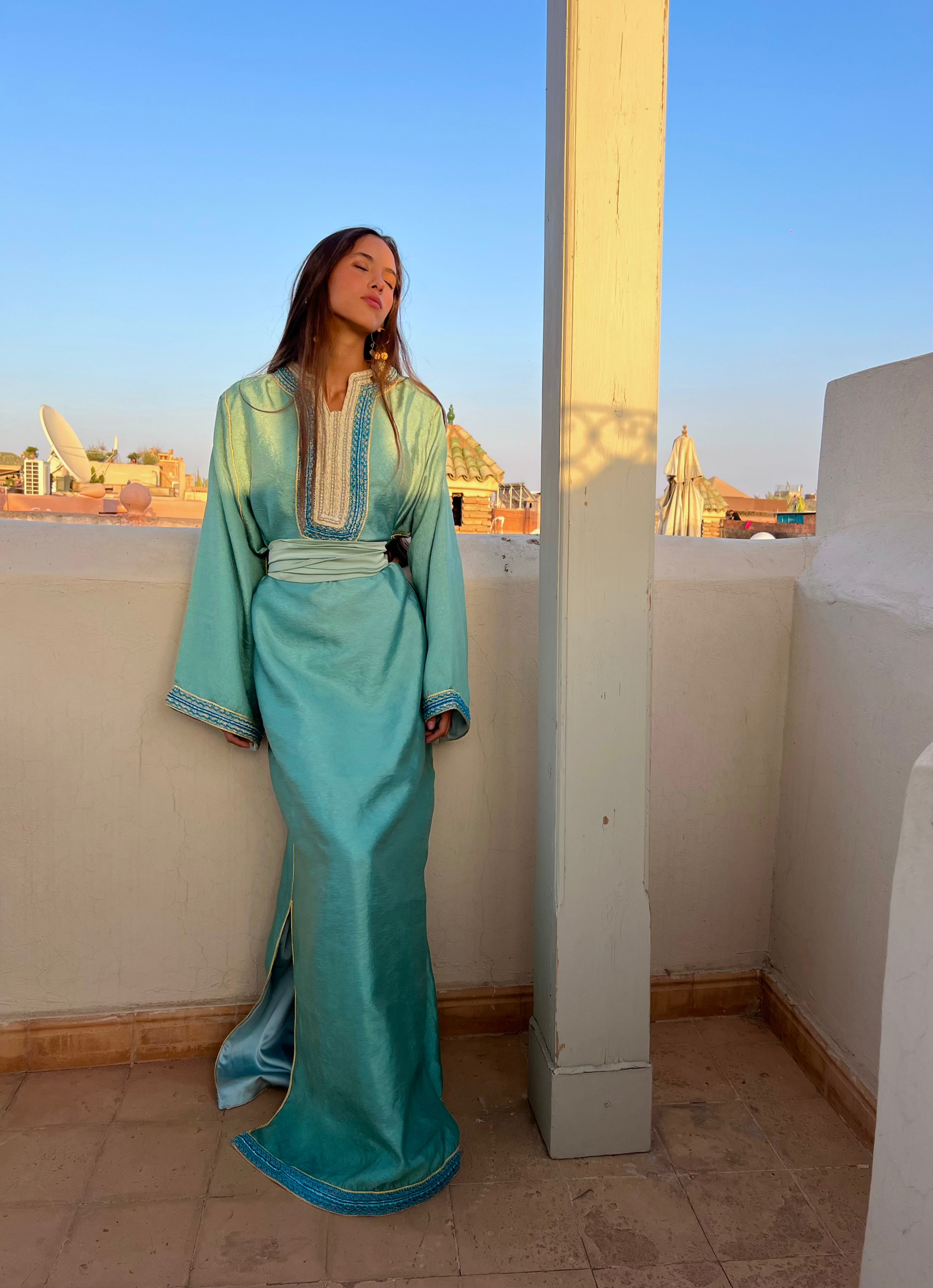 Caftan moderne en satin drapé vert d’eau, coupe fluide et style contemporain, vue de face