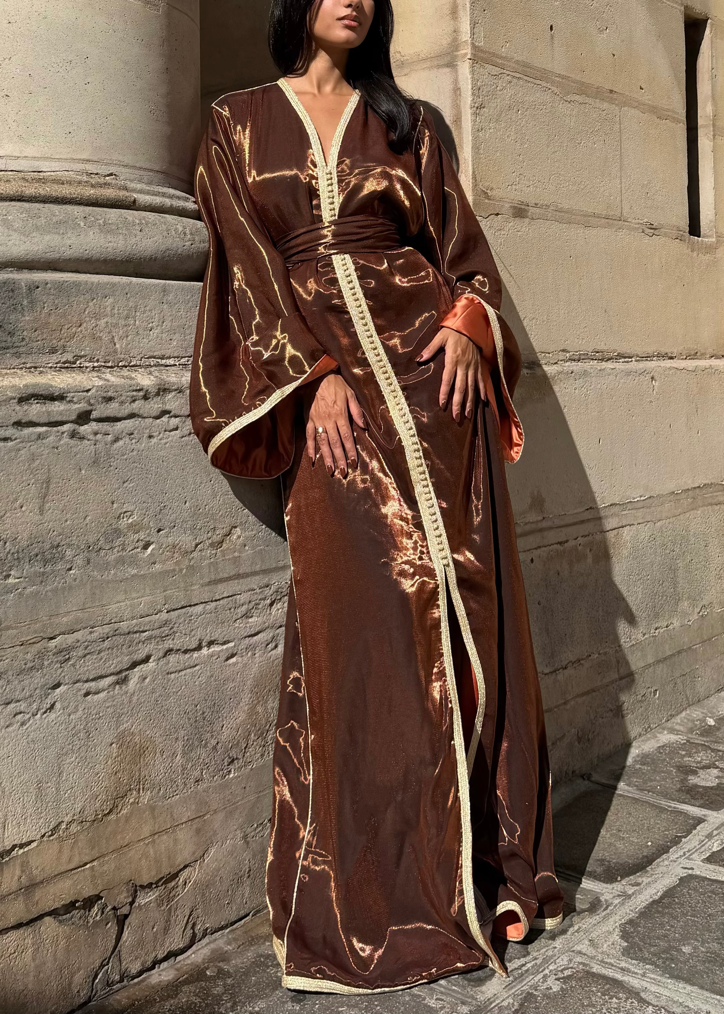 Caftan en satin marron métallisé de face, col V à galon doré
