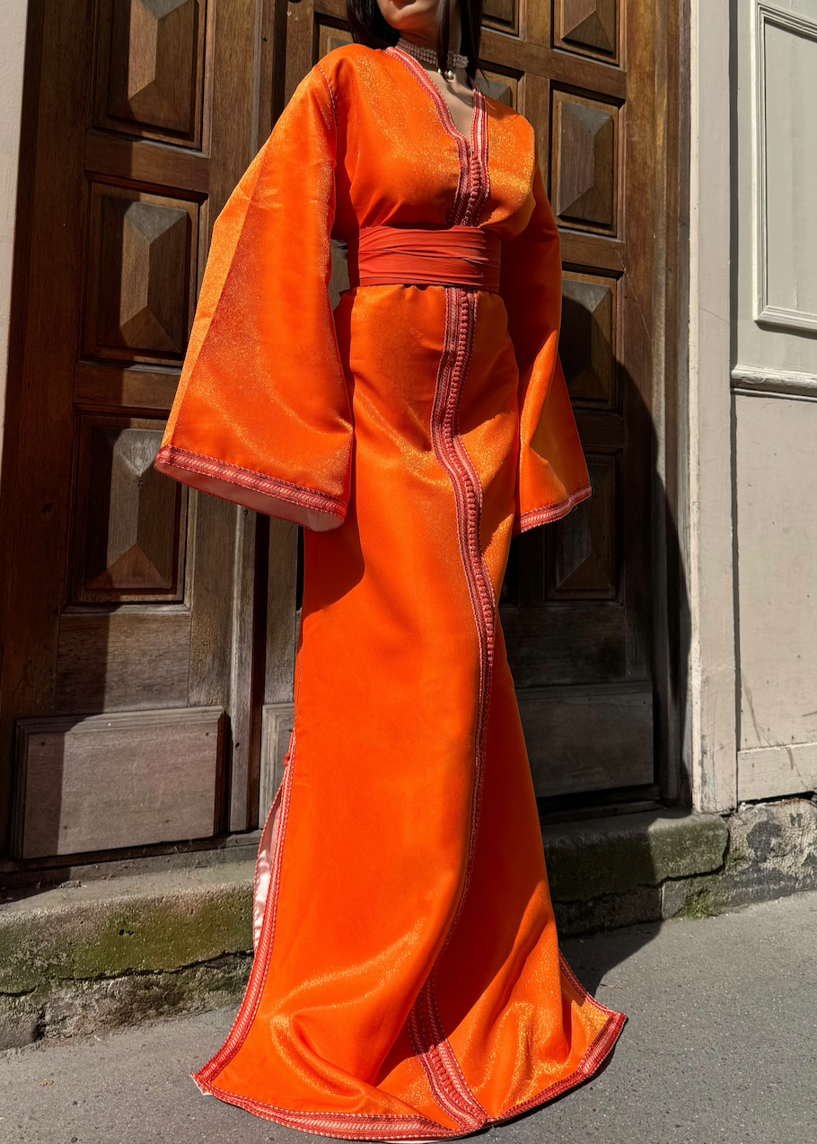 Caftan en satin orange brillant, détail du tombé soyeux