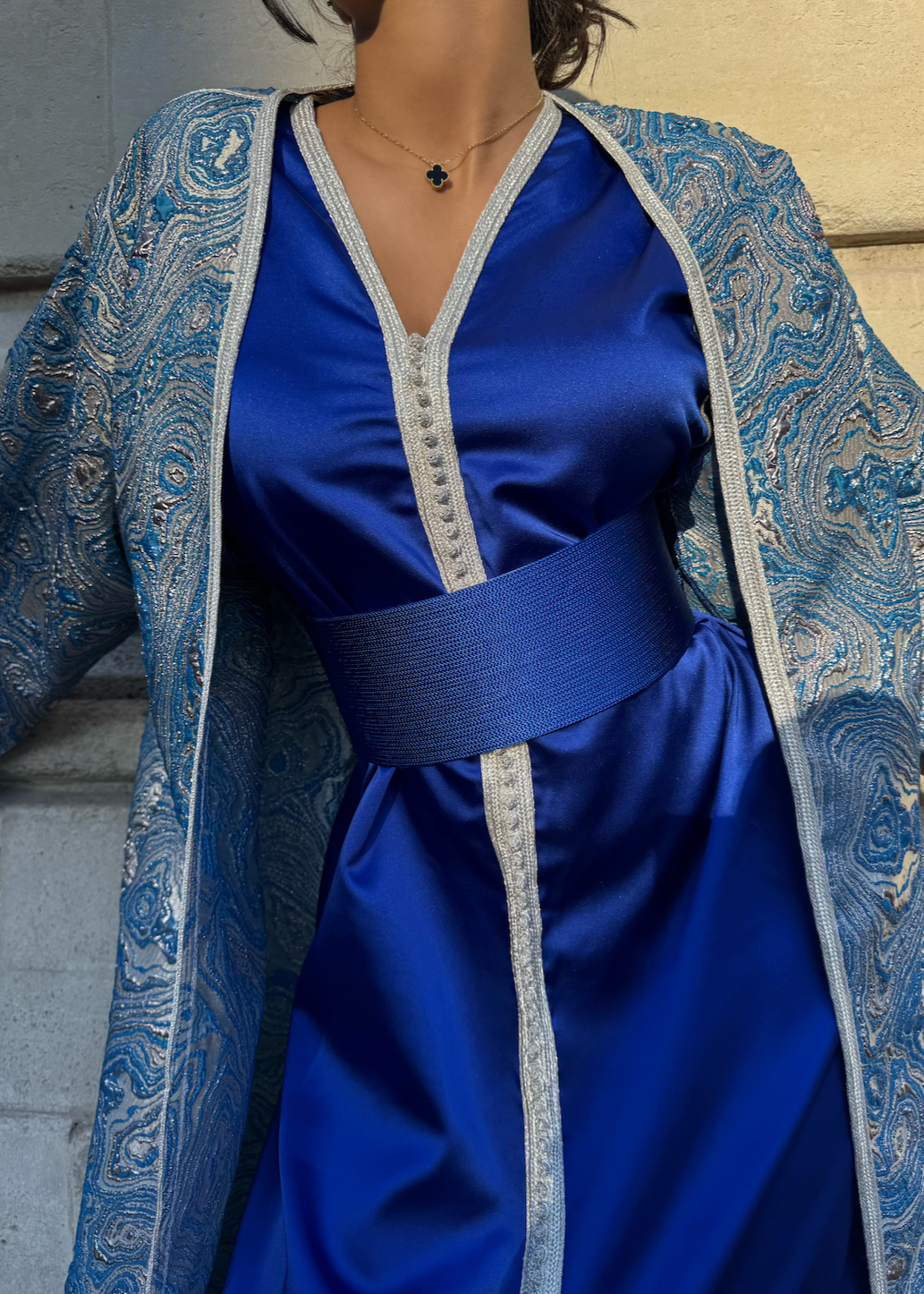 Zoom sur les broderies détaillées du caftan takchita en brocard et soie bleue