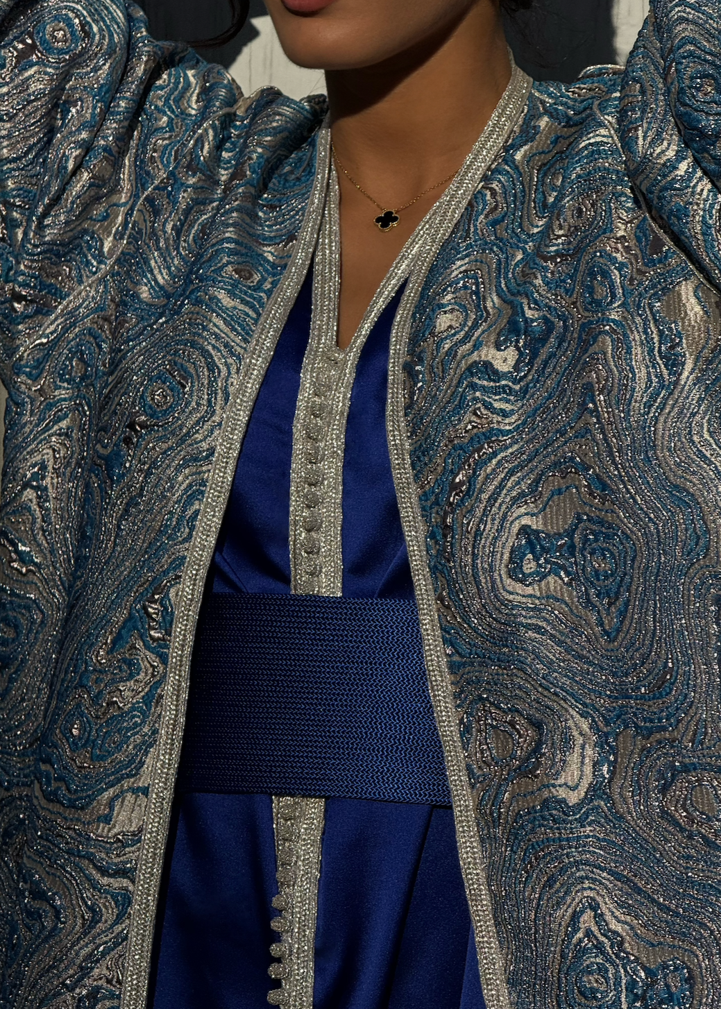Détail du tissu en soie bleue avec motif brocard sur caftan takchita