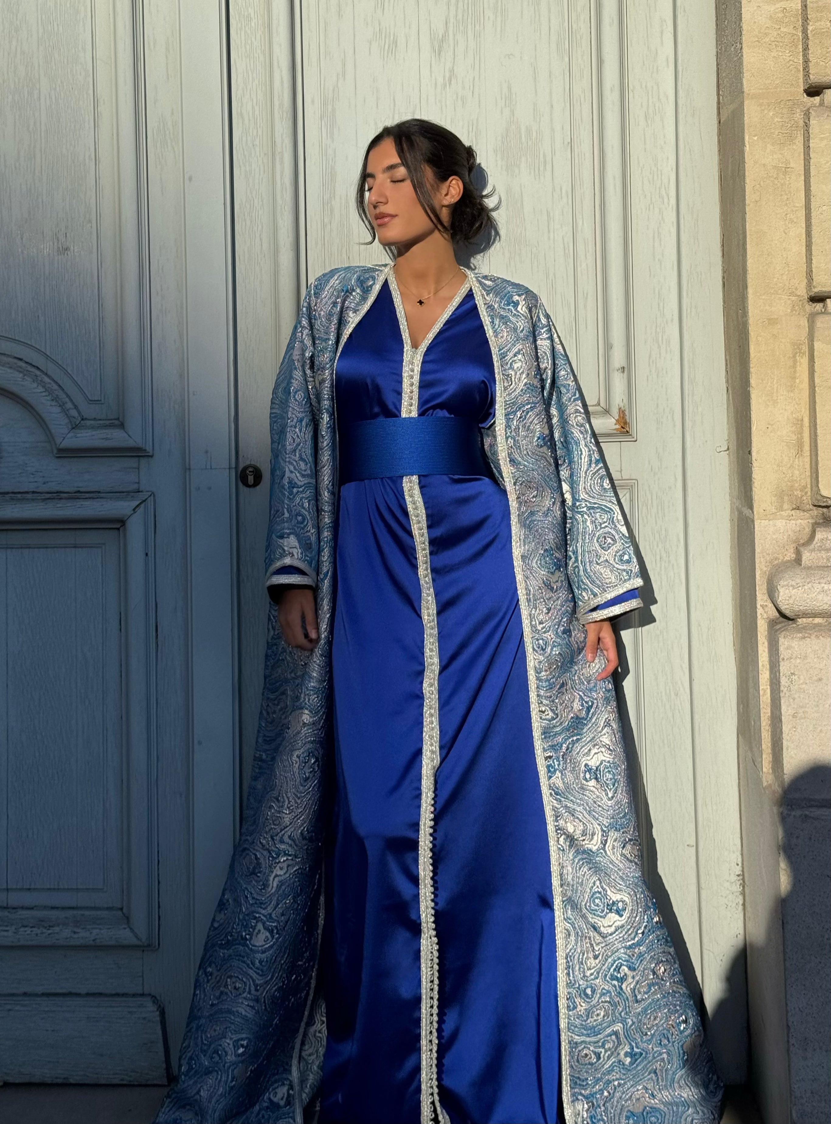 Caftan takchita en brocard et soie bleue, vue de face