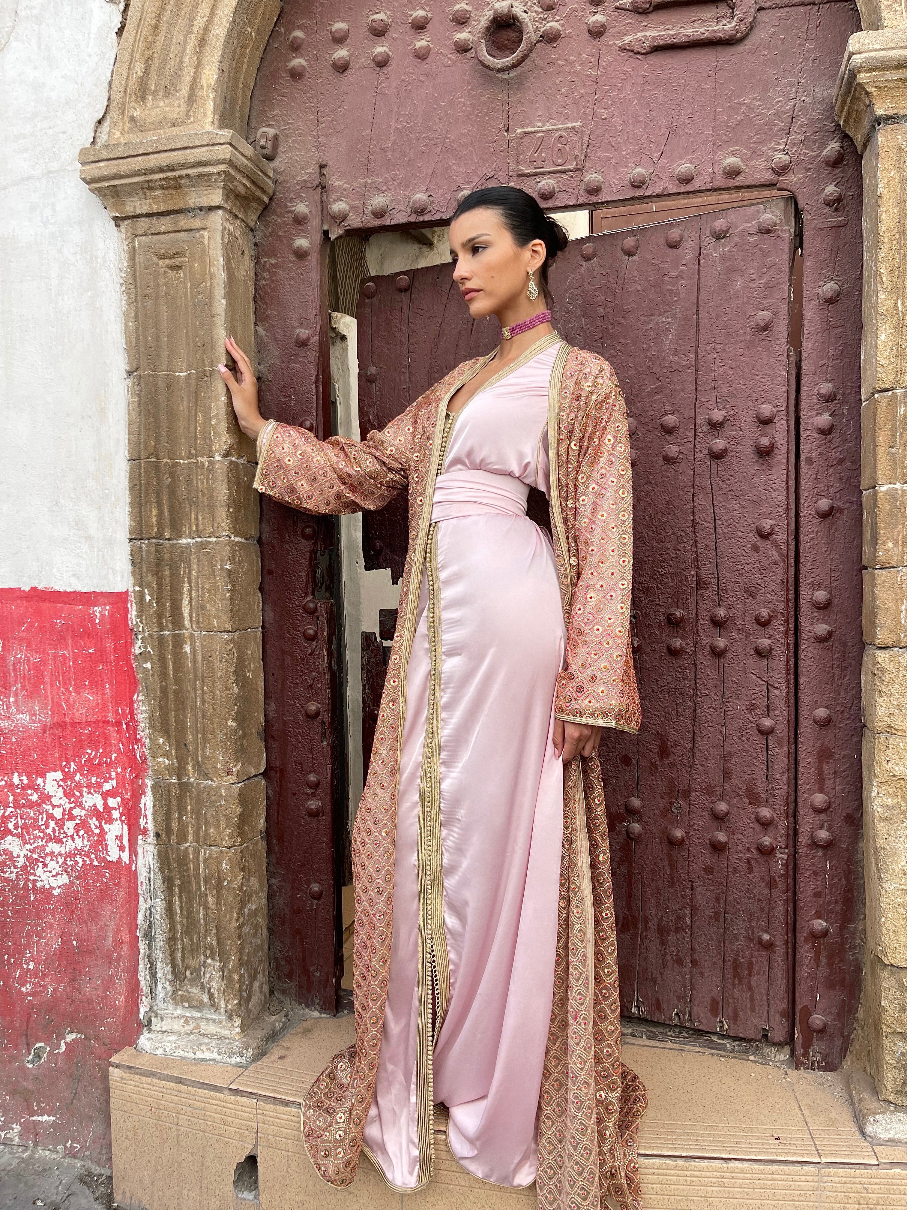 Caftan en tulle de soie rose à paillettes, détail scintillant