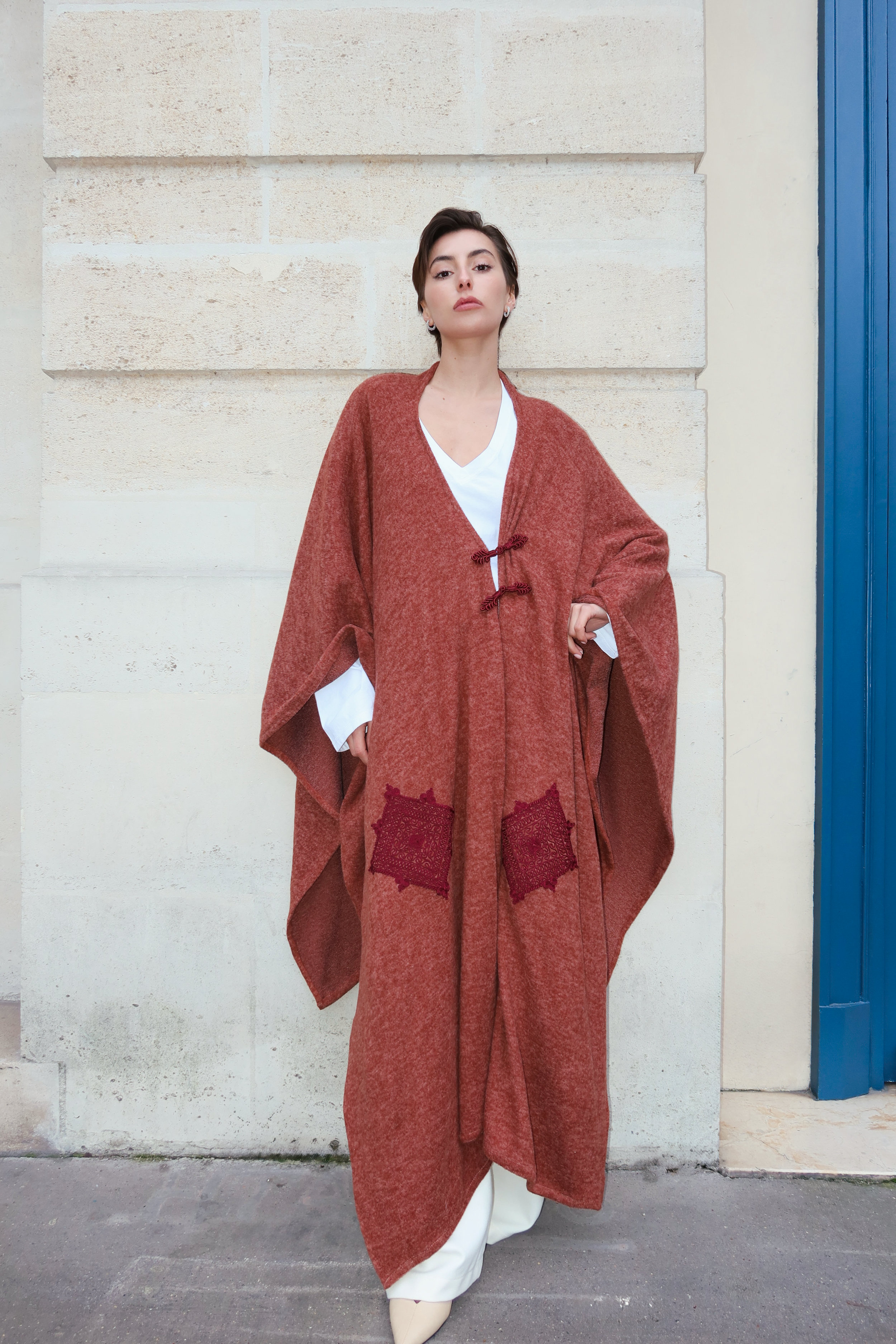 Cape marron en laine à broderies bordeaux, portée de face
