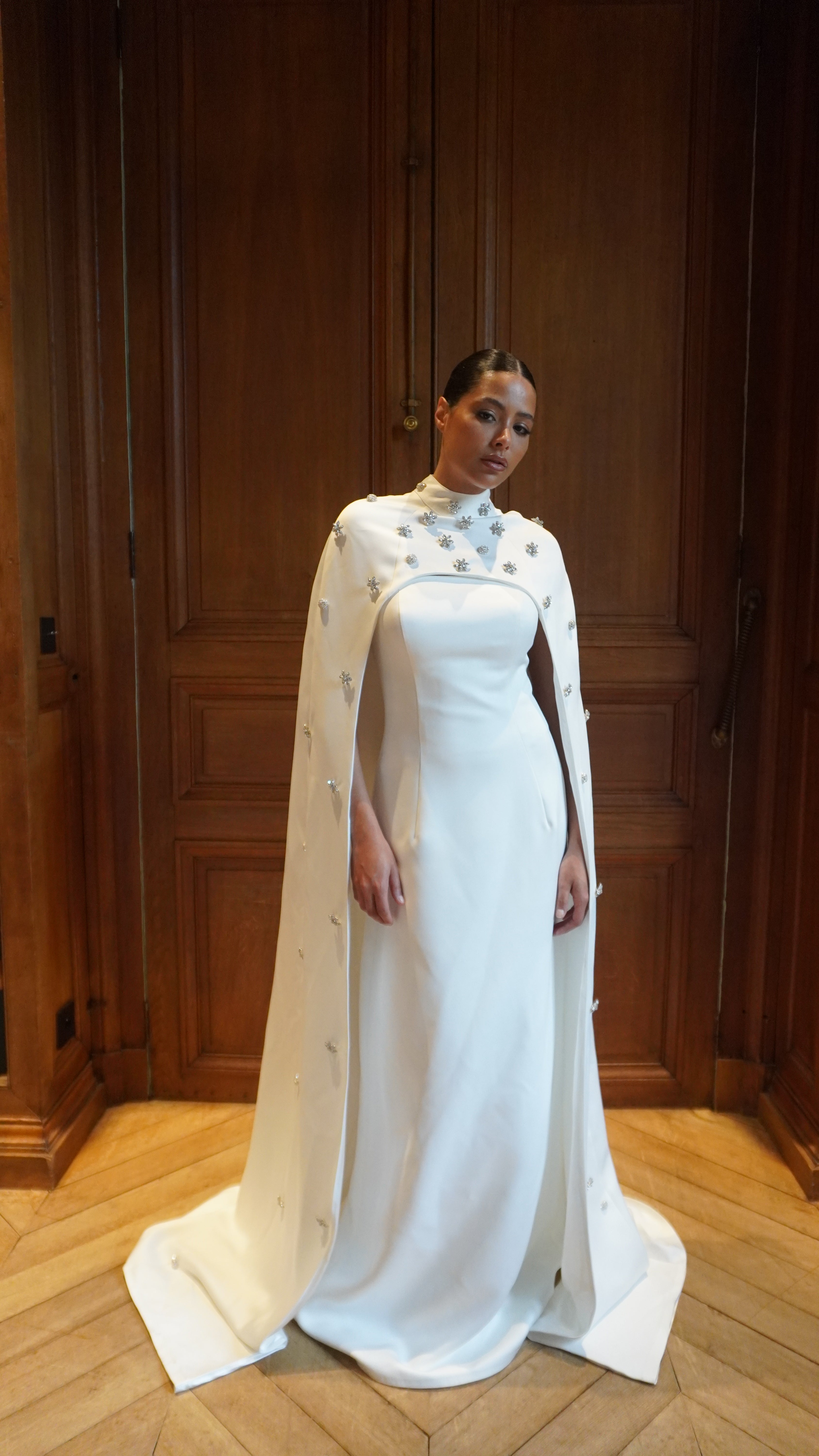 Cape de mariée en satin palace avec strass vue de face, apportant une touche d’élégance et de brillance à la tenue.