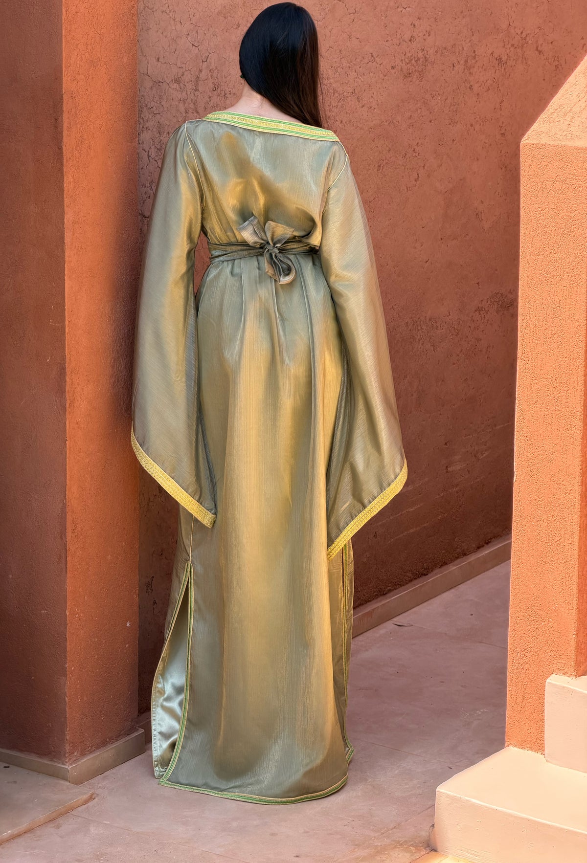 Robe Caftan Vert Sauge à Col Bateau — Vue de dos avec ceinture nouée.