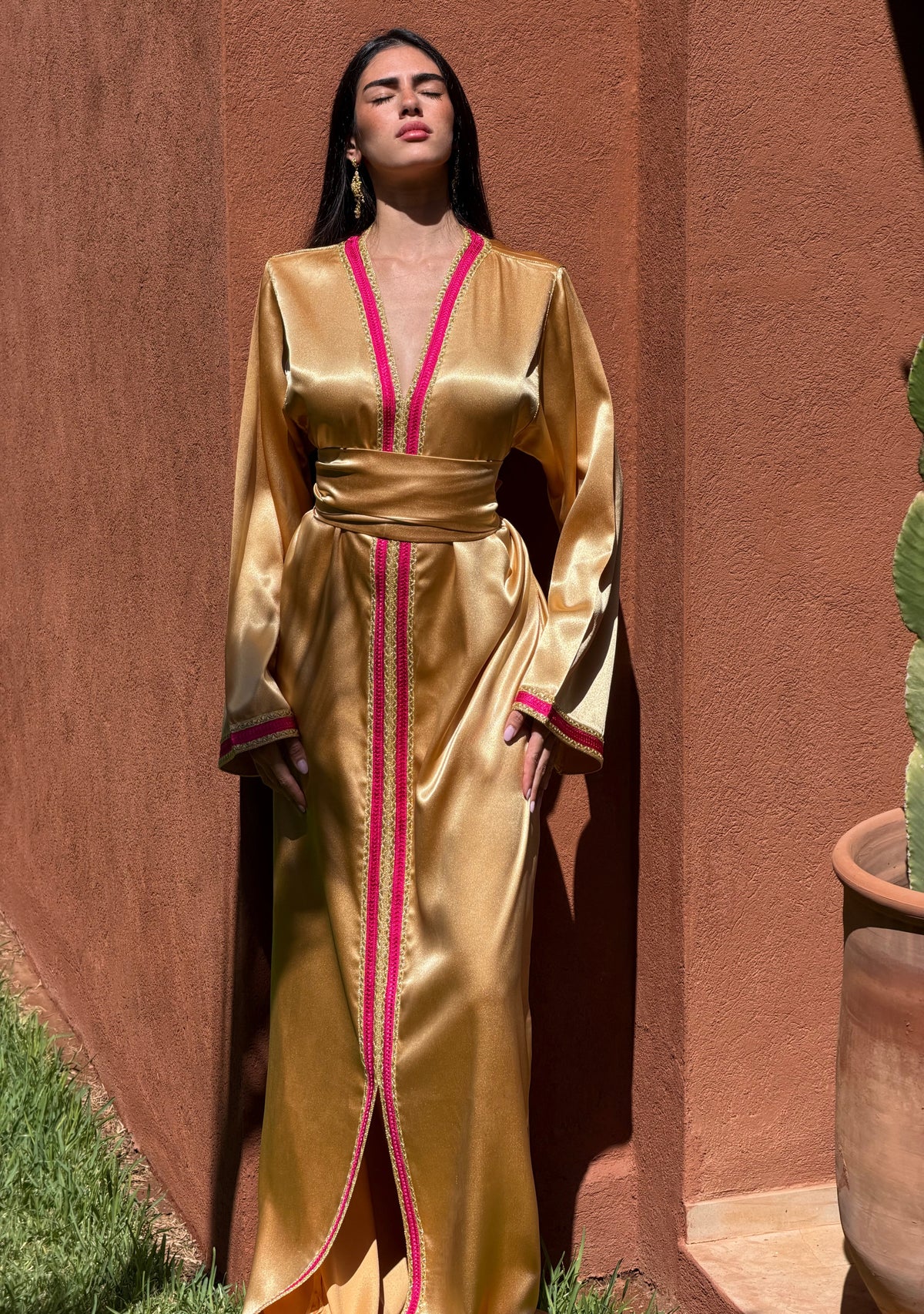 Caftan Satiné Or — Vue de face en pied avec finitions fuchsia.