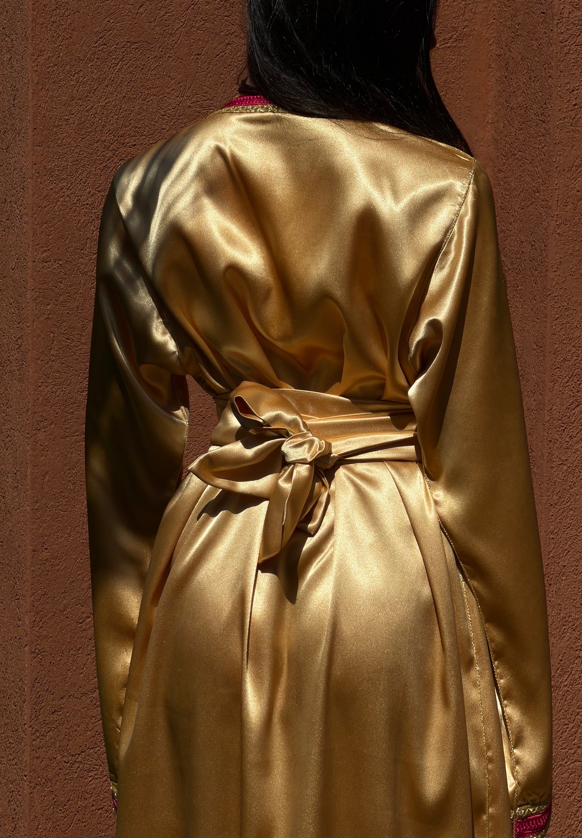 Caftan Satiné Or — Vue de dos avec ceinture nouée.