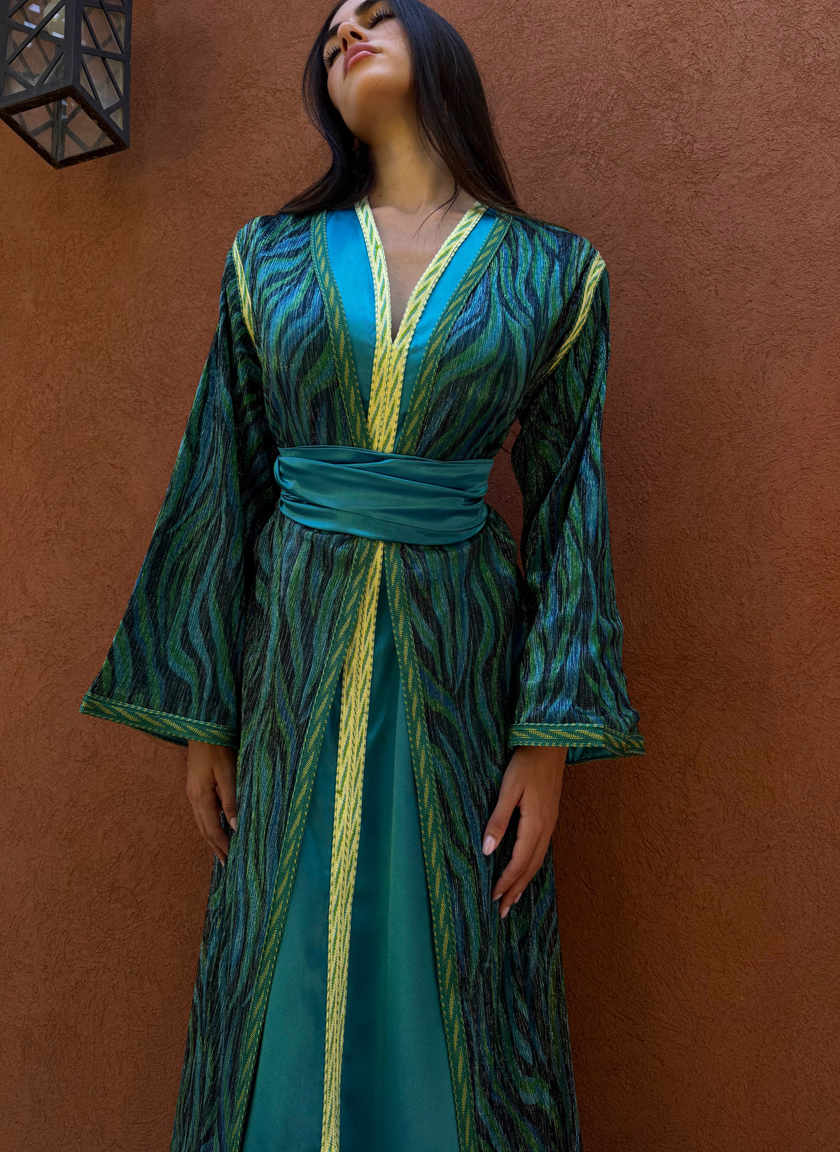 Takchita Bleu Paon à Motif Ondulé — Détail de la silhouette et des manches à motif ondulé.