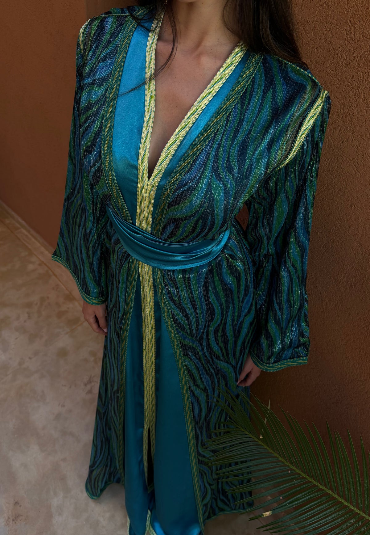 Takchita Bleu Paon à Motif Ondulé — Détail de l’encolure et du motif bleu et vert.