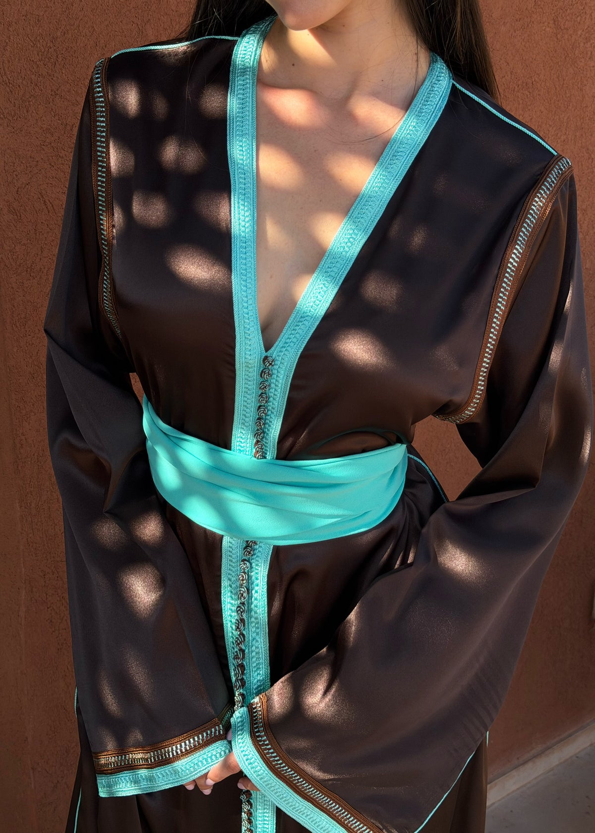Caftan Chocolat à Sfifa Turquoise — Détail de la ceinture et du tissu chocolat.