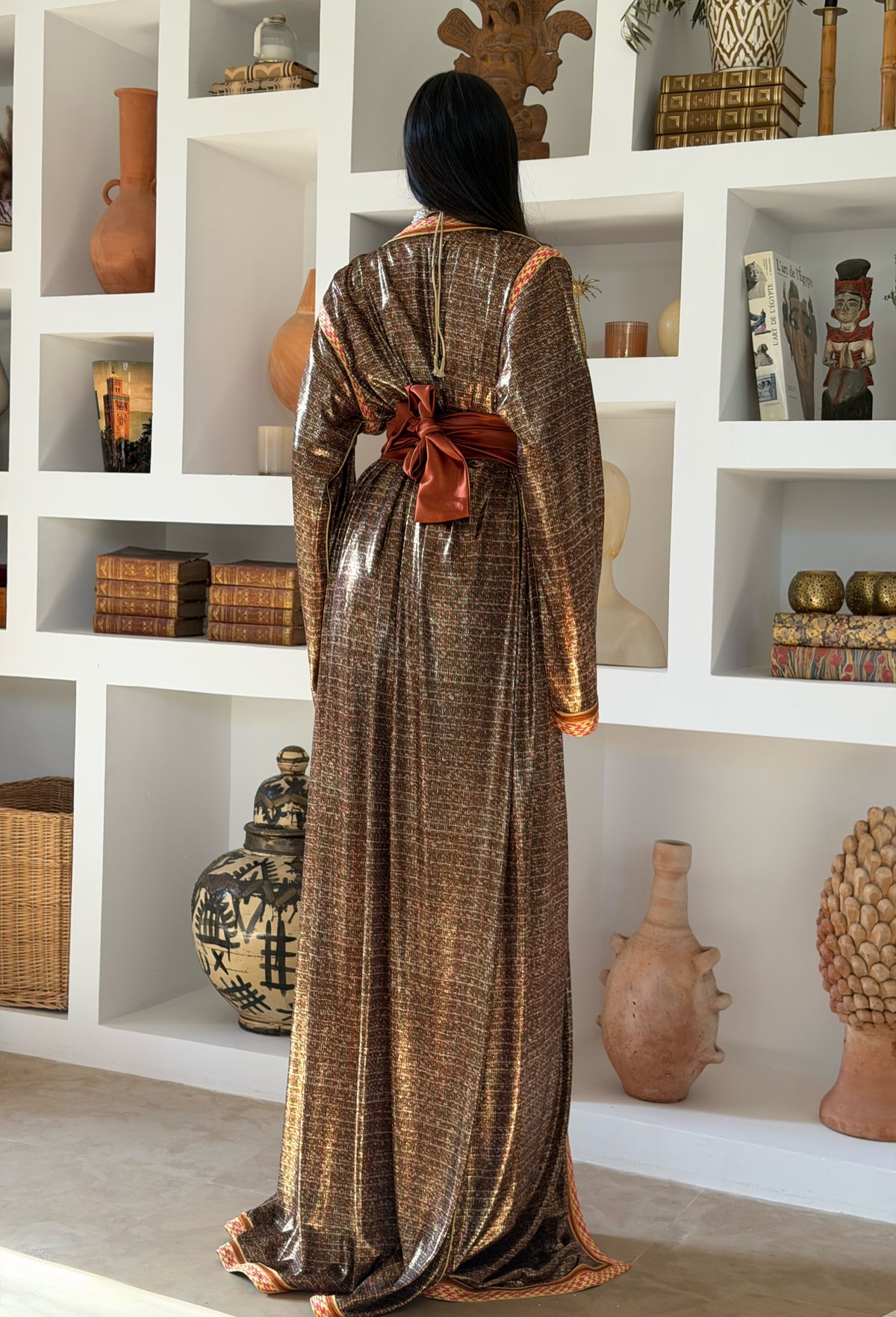 Takchita Bronze — Vue de dos avec ceinture nouée.