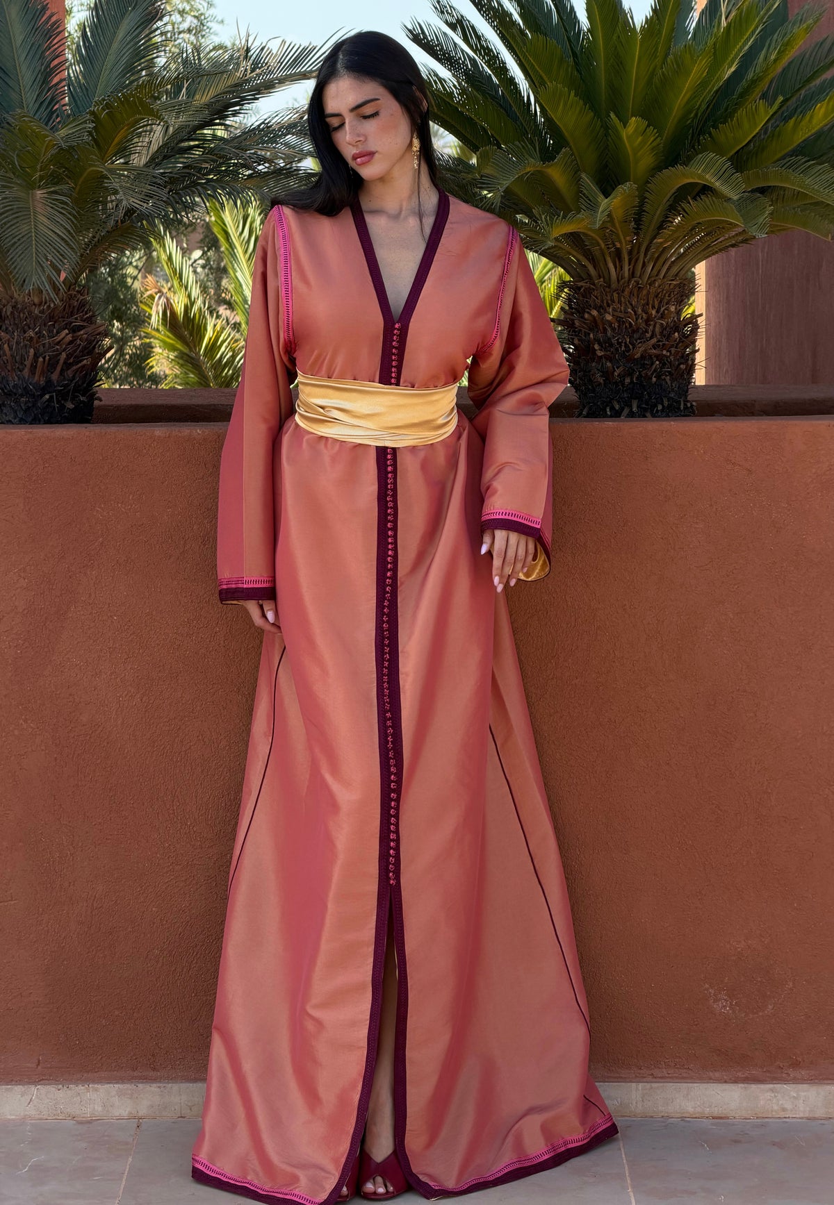 Caftan Pêche à Sfifa Prune — Vue de face en pied avec ceinture claire.