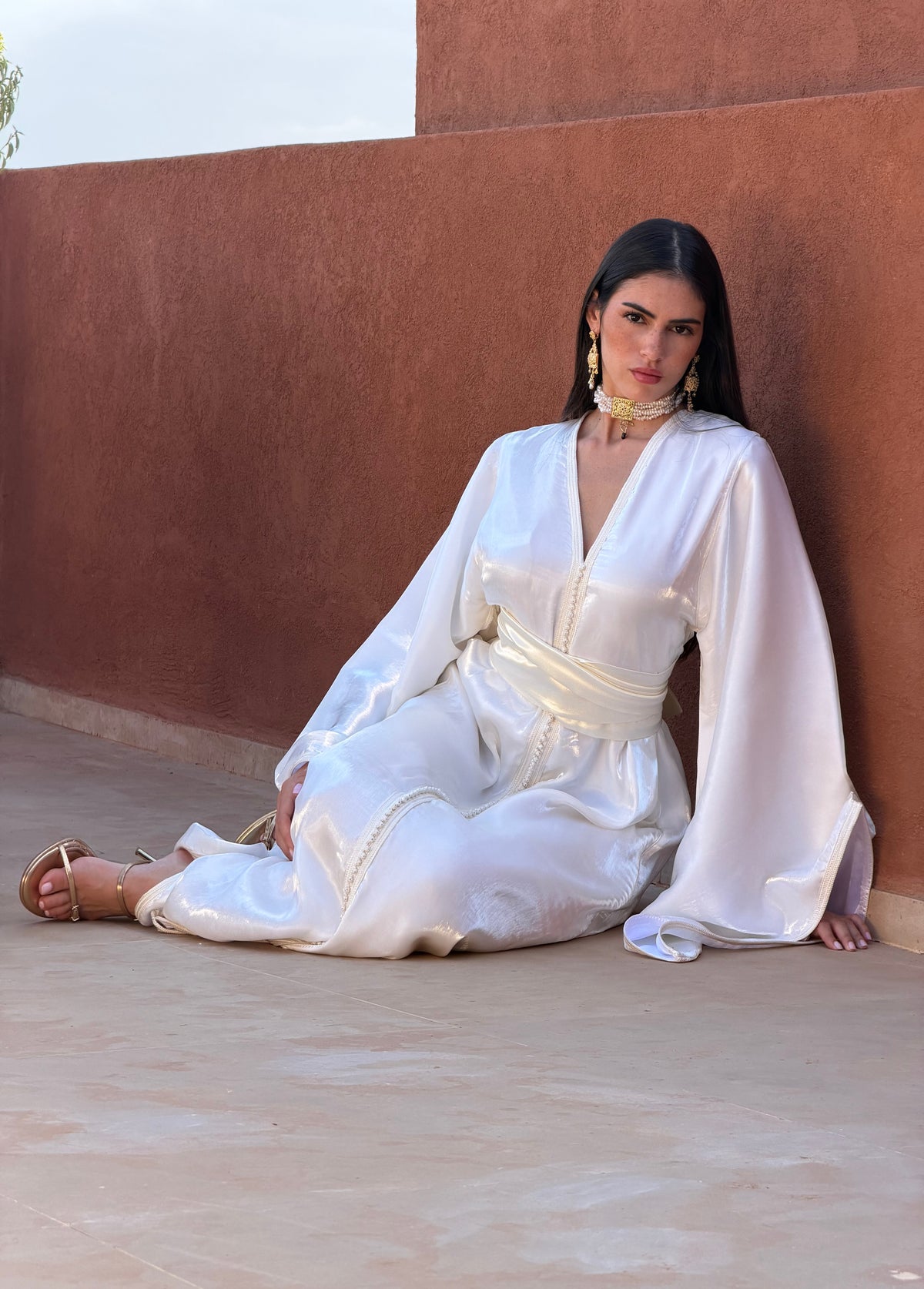 Caftan de Mariée Ivoire à Manches Papillon — Vue assise montrant les manches et le tombé.