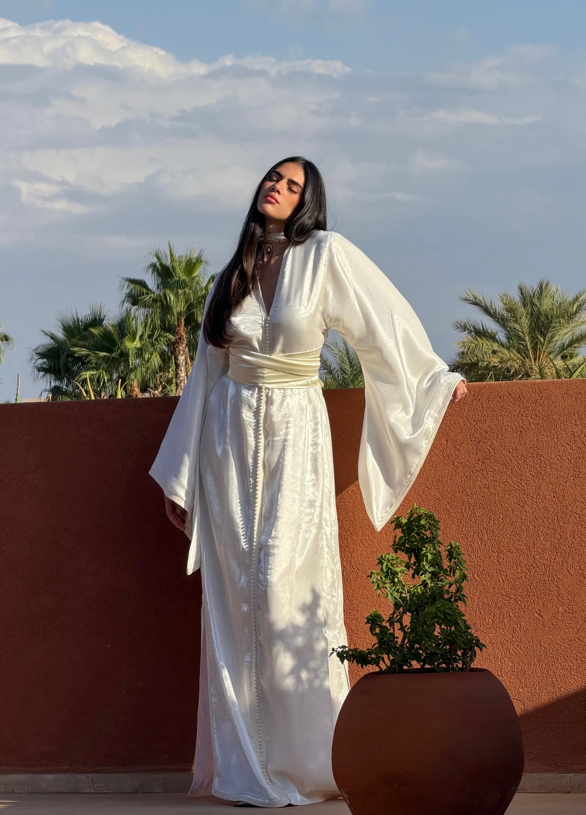 Caftan de Mariée Ivoire à Manches Papillon — Vue de face en pied avec manches papillon et ceinture ivoire.