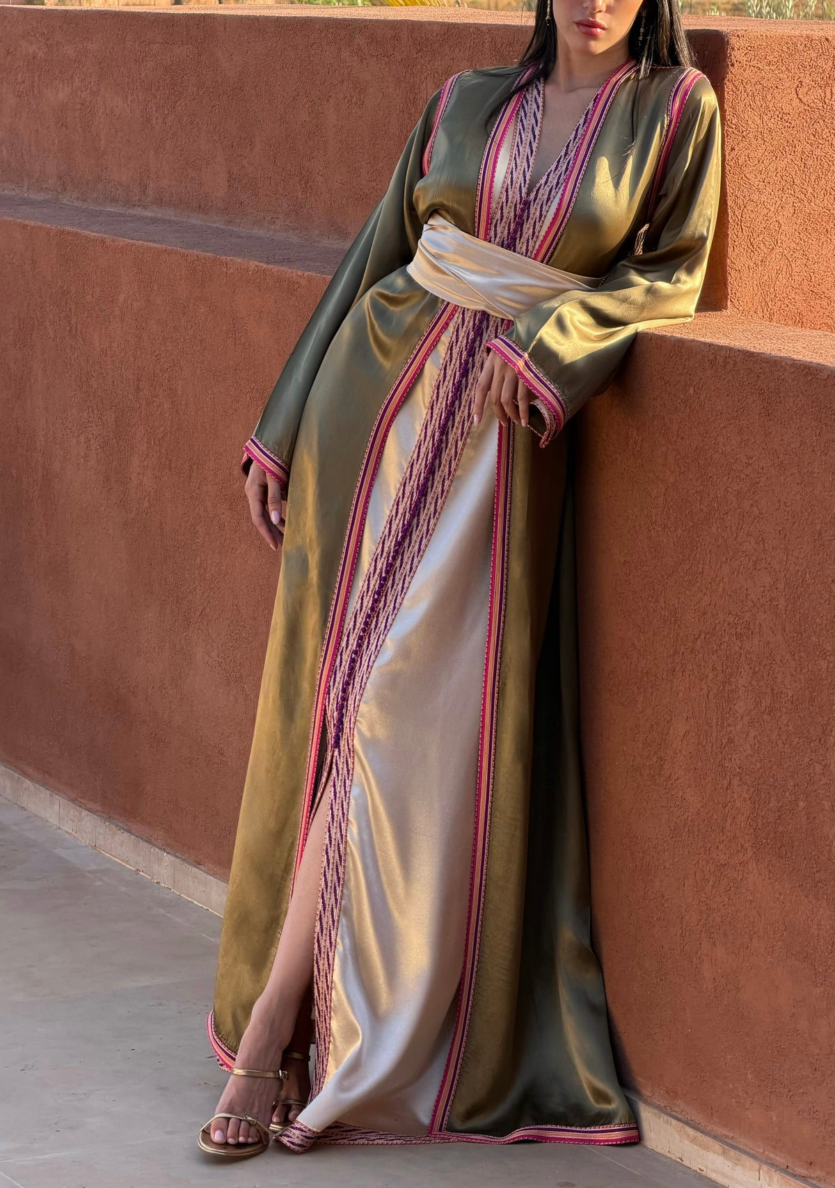Caftan Vert Olive Irisé — Silhouette en pied avec ceinture claire.