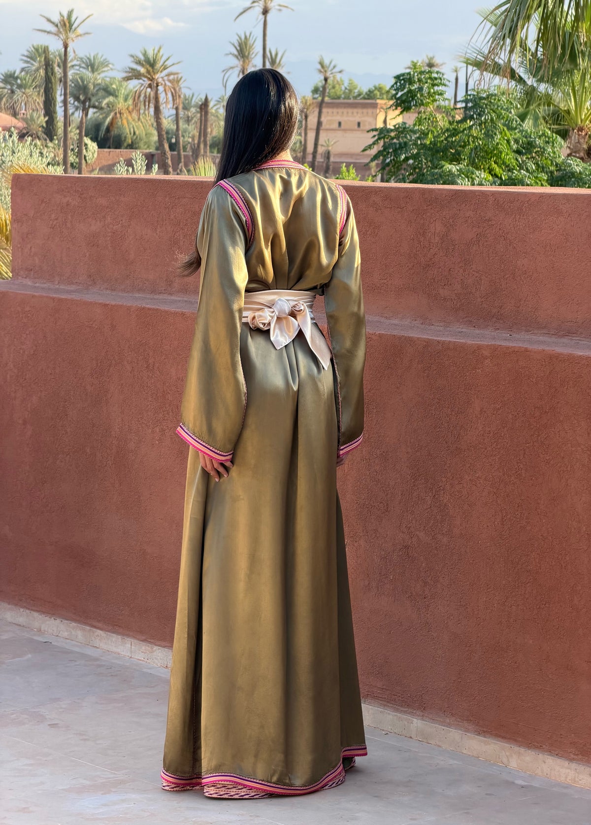 Caftan Vert Olive Irisé — Vue de dos avec ceinture nouée.