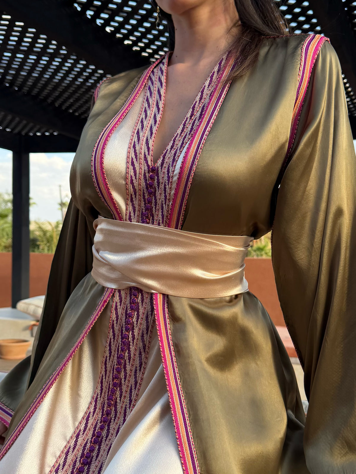 Caftan Vert Olive Irisé — Détail du tissu irisé, des finitions multicolores et de la ceinture.