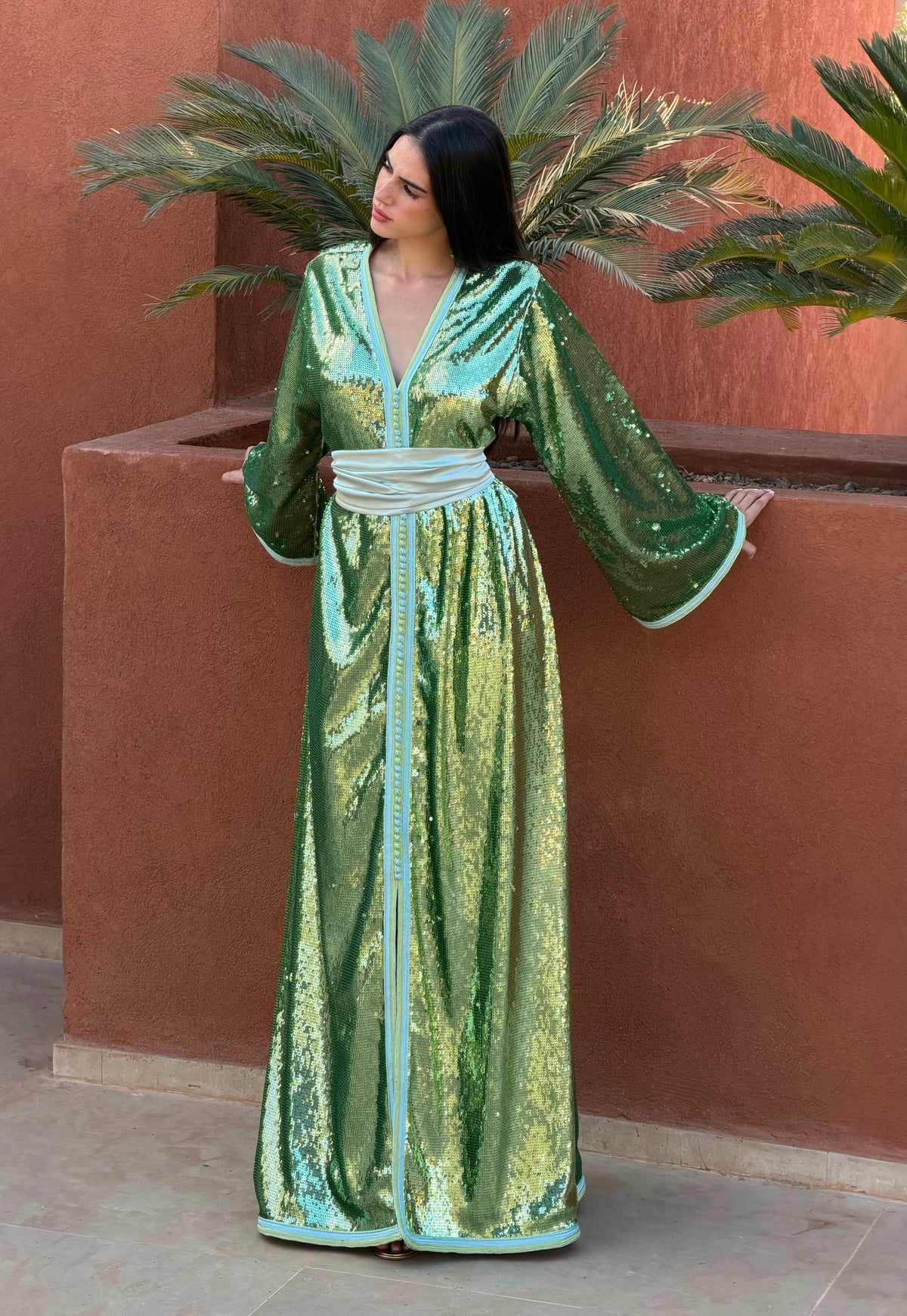 Caftan en Sequins Vert Irisé — Vue de face en pied avec ceinture vert clair.