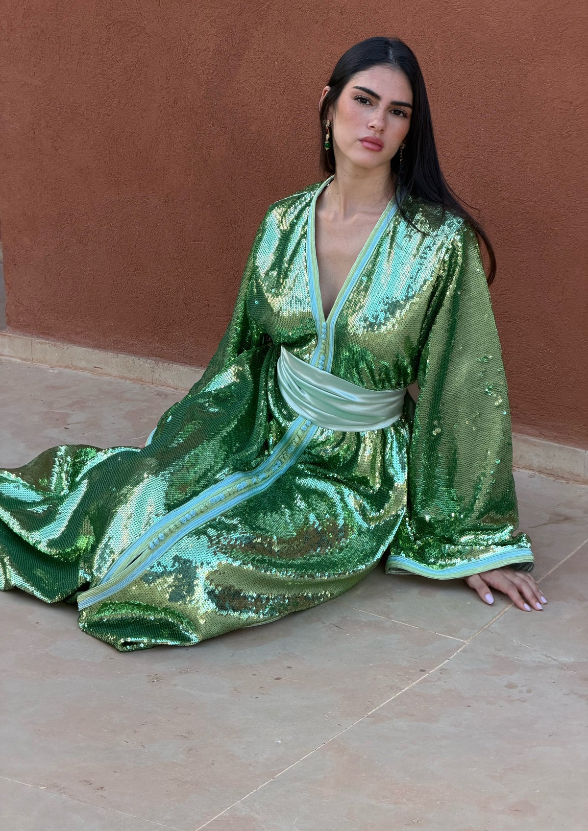 Caftan en Sequins Vert Irisé — Vue assise montrant les reflets des sequins.