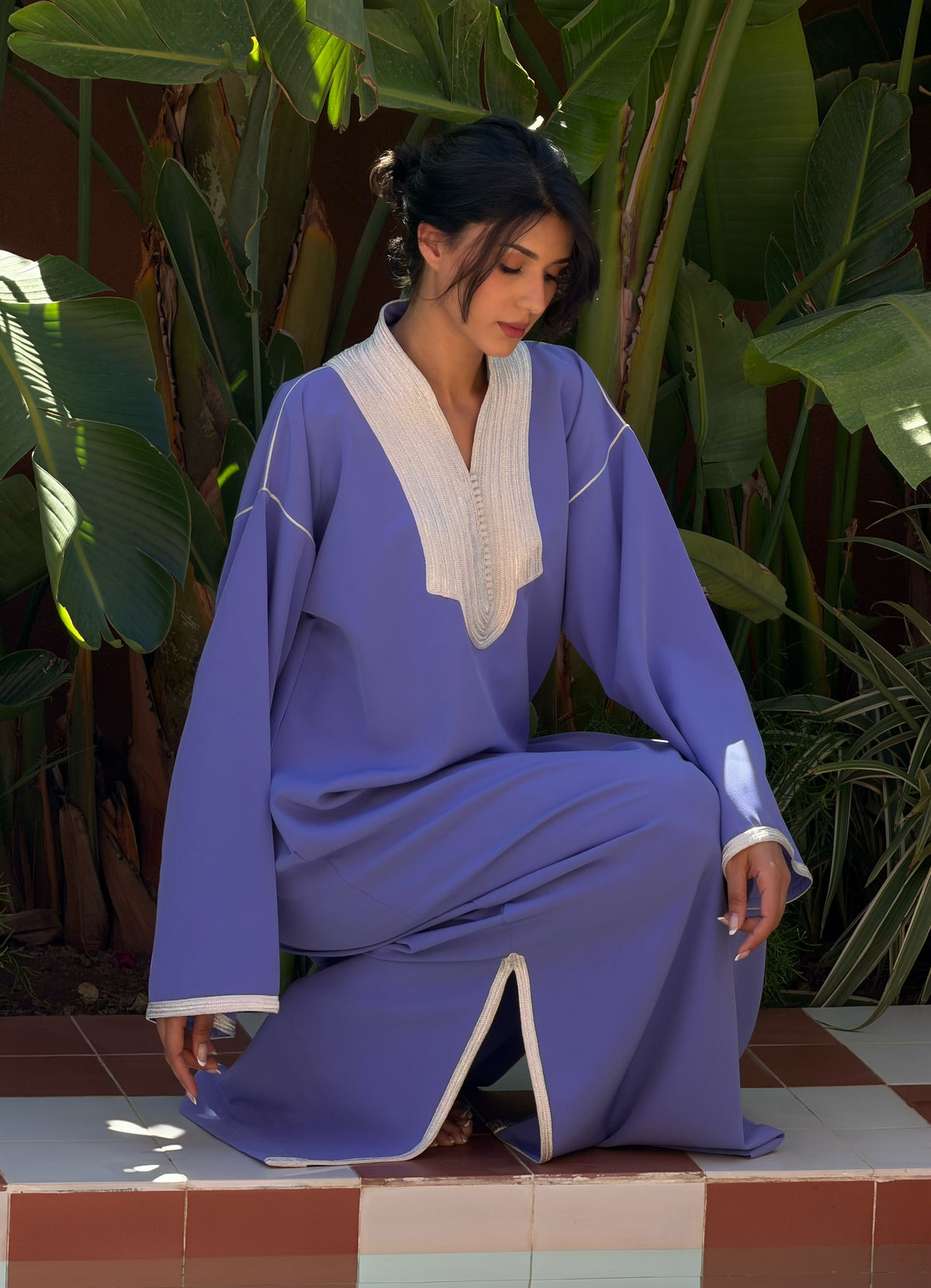 Robe Longue Pervenche aux Finitions Argentées — Vue assise montrant les manches amples.