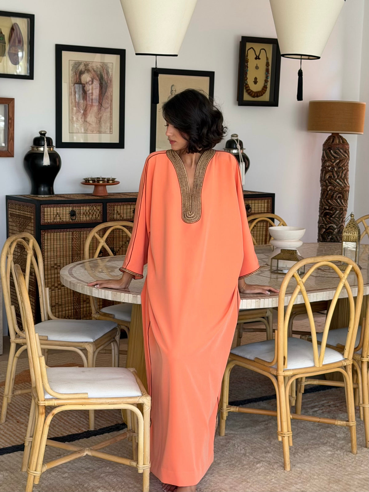 Robe Longue Corail aux Finitions Bordeaux — Vue de face en pied dans un décor intérieur.