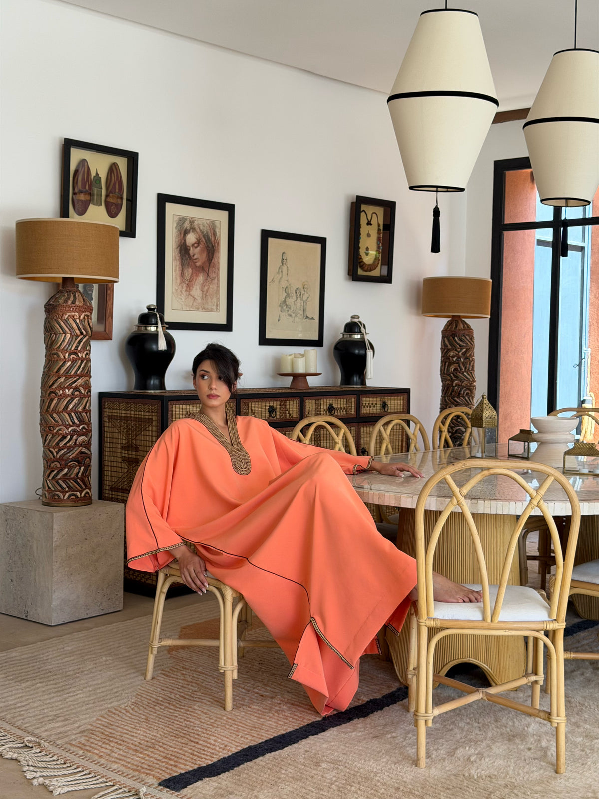 Robe Longue Corail aux Finitions Bordeaux — Silhouette assise montrant le tombé de la robe.