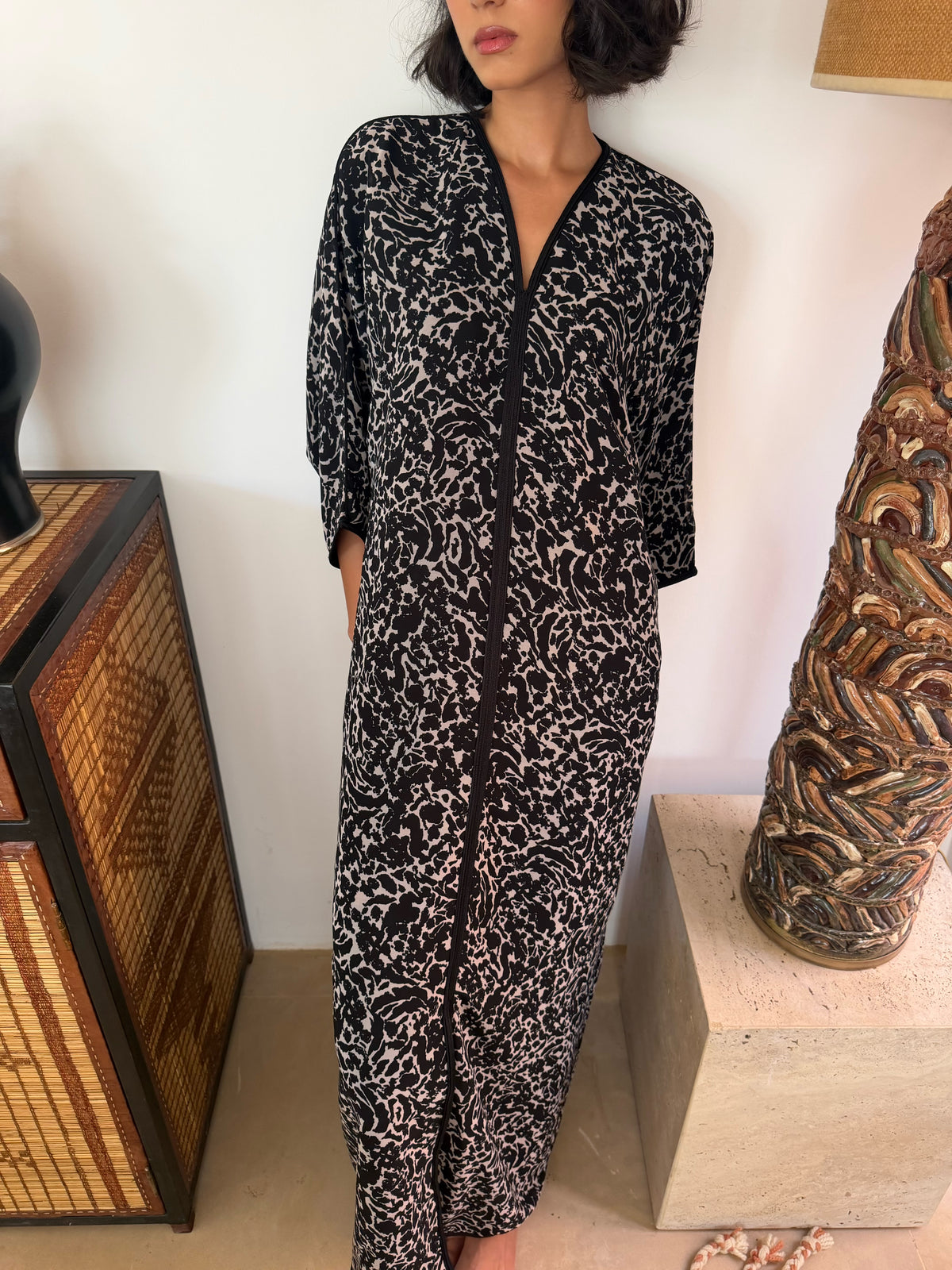 Robe Longue Imprimé Fauve Noir & Ivoire — Détail de l’imprimé fauve noir et ivoire et de l’encolure.