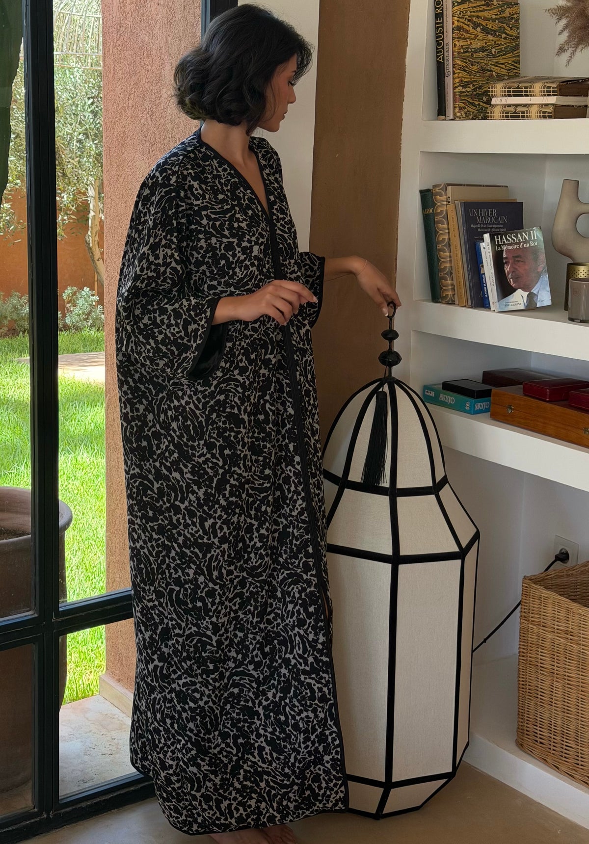 Robe Longue Imprimé Fauve Noir & Ivoire — Vue de profil en pied.