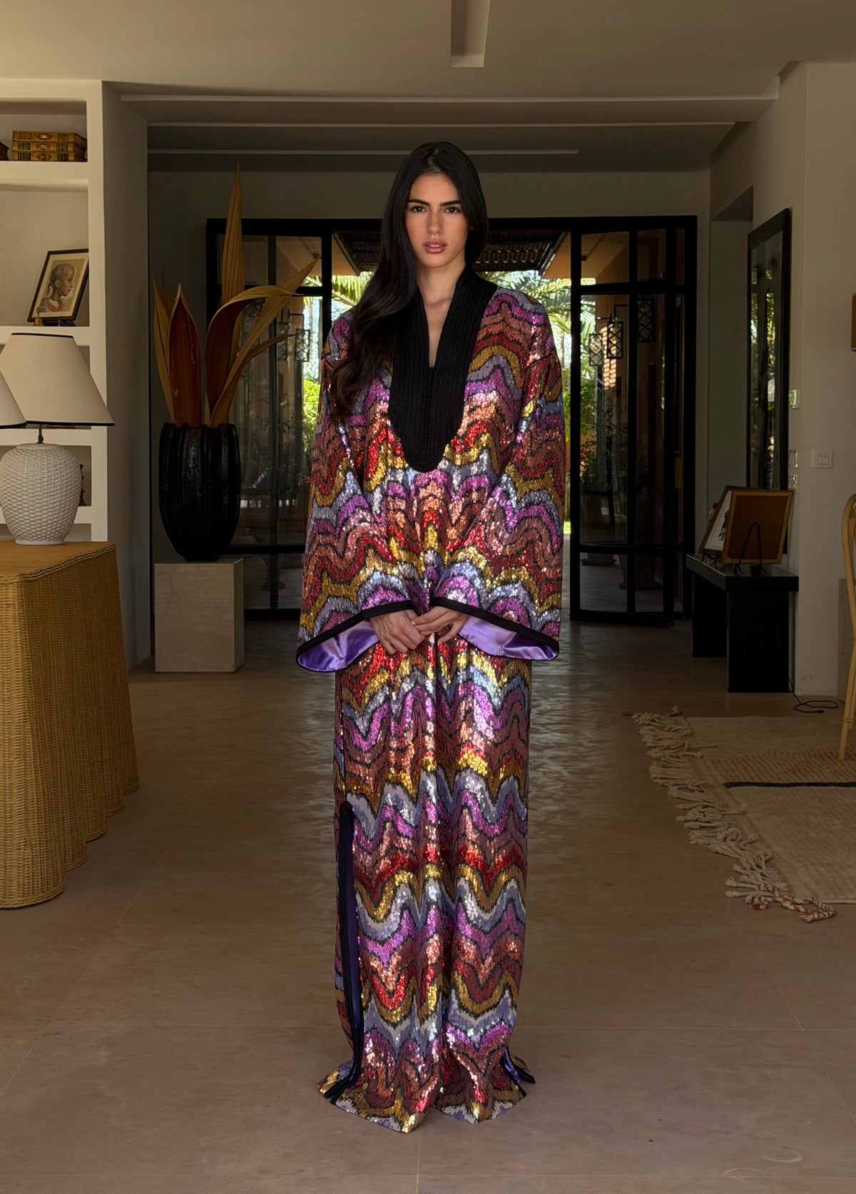 Robe Longue en Sequins à Vagues Multicolores — Vue de face en pied avec encolure noire.