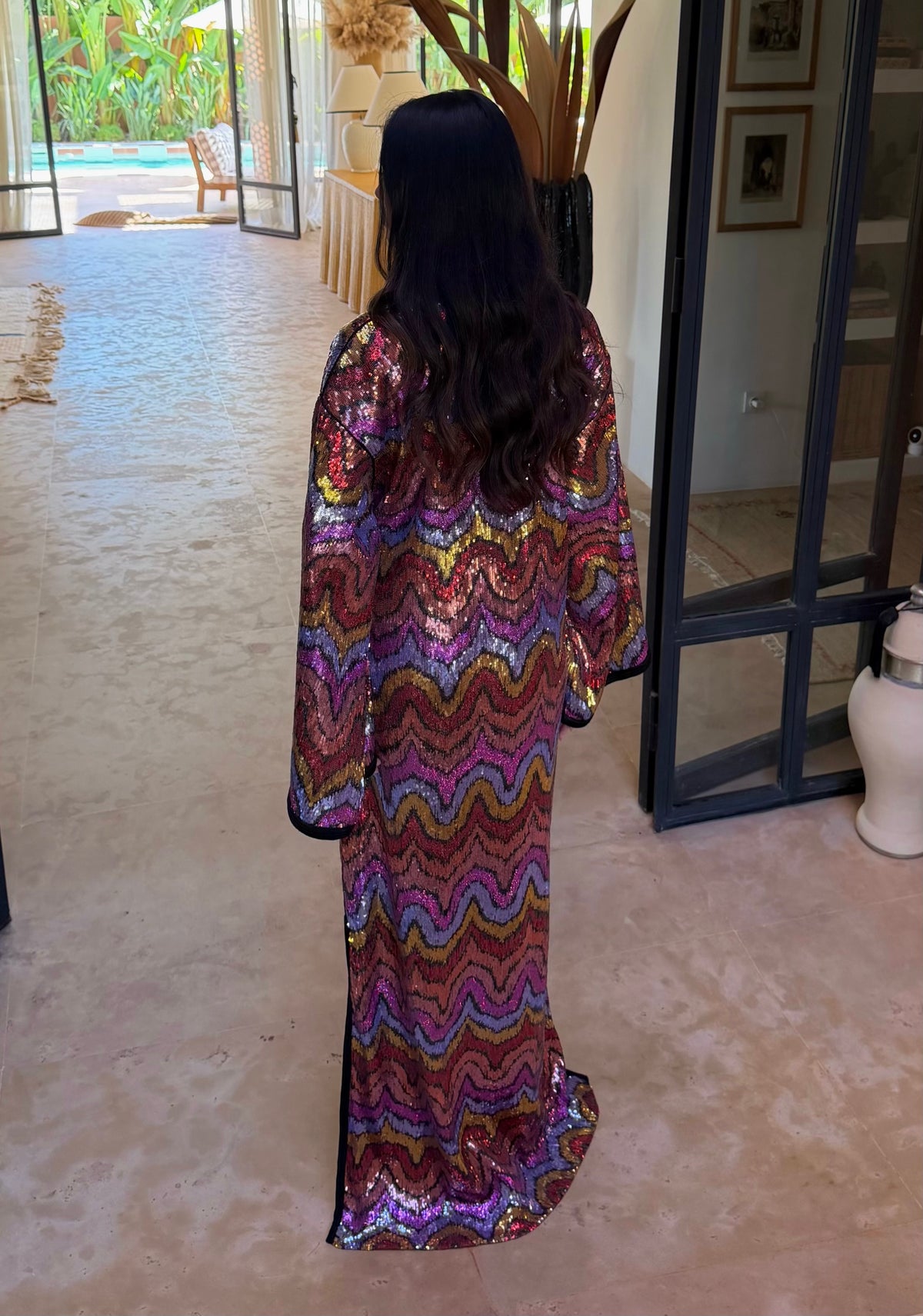 Robe Longue en Sequins à Vagues Multicolores — Vue de dos montrant les vagues de sequins.