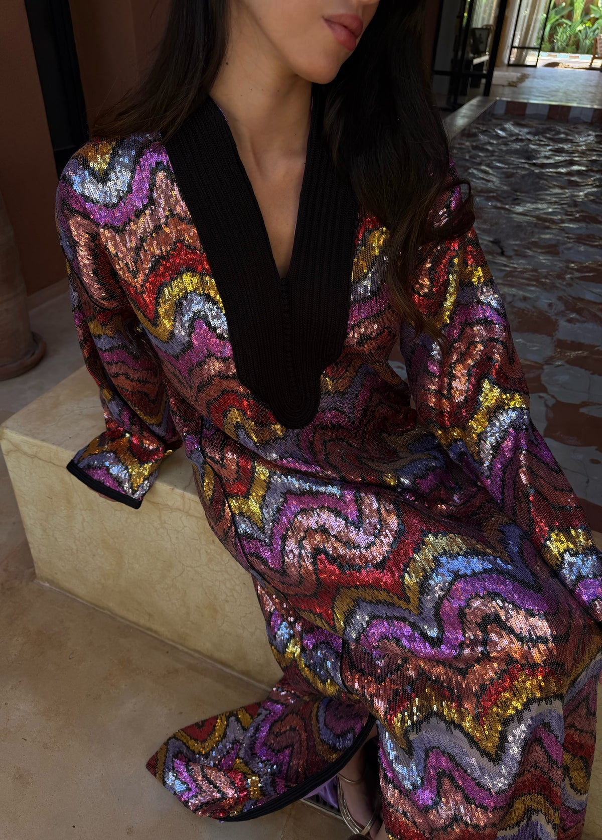 Robe Longue en Sequins à Vagues Multicolores — Détail de l’encolure et des sequins multicolores.