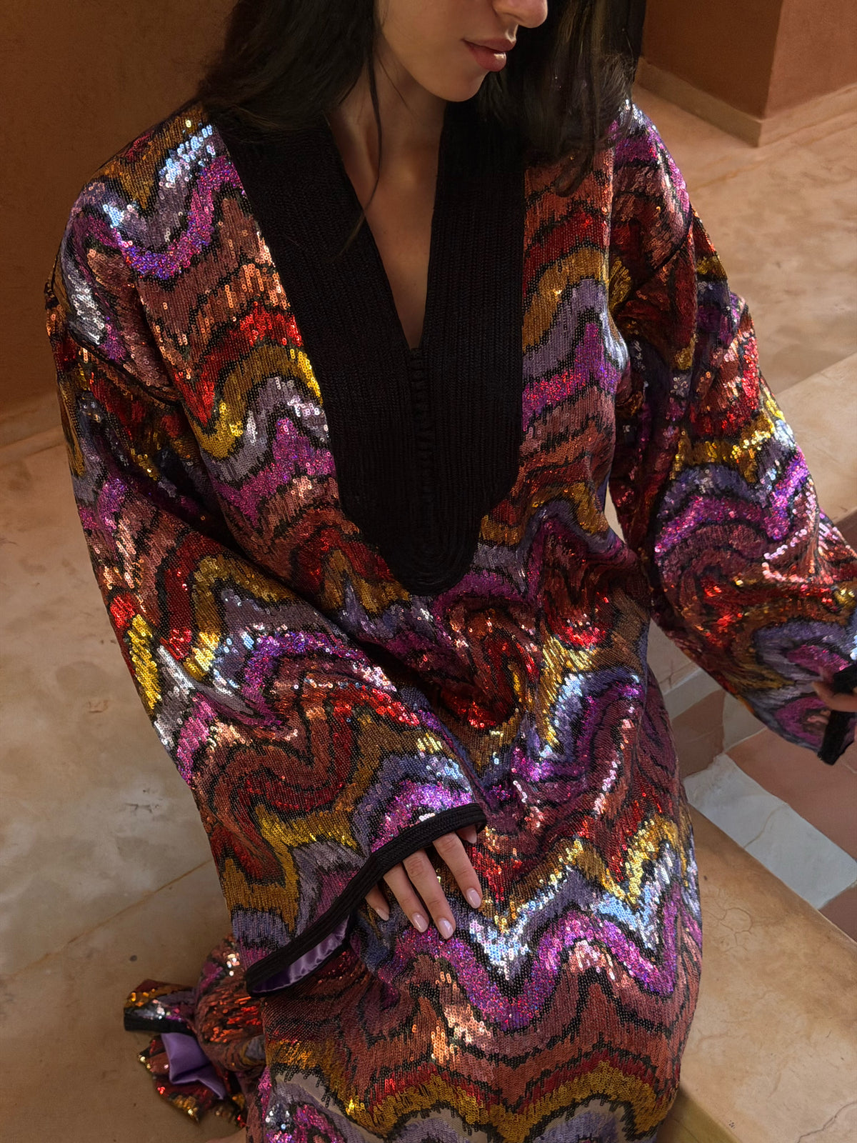 Robe Longue en Sequins à Vagues Multicolores — Détail des manches et des vagues de sequins.