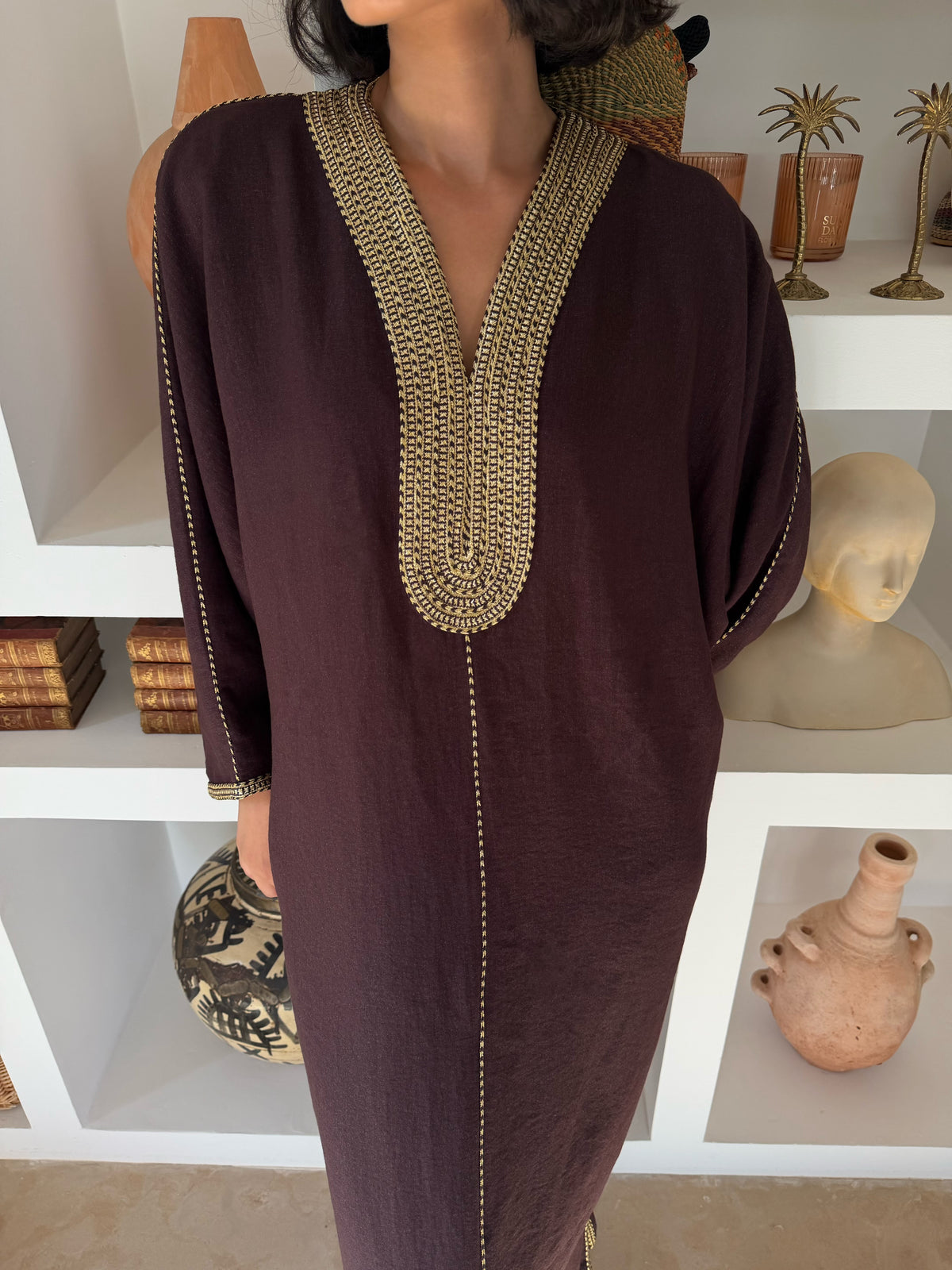 Robe Longue Prune aux Finitions Dorées — Détail de l’encolure dorée et de la robe prune.