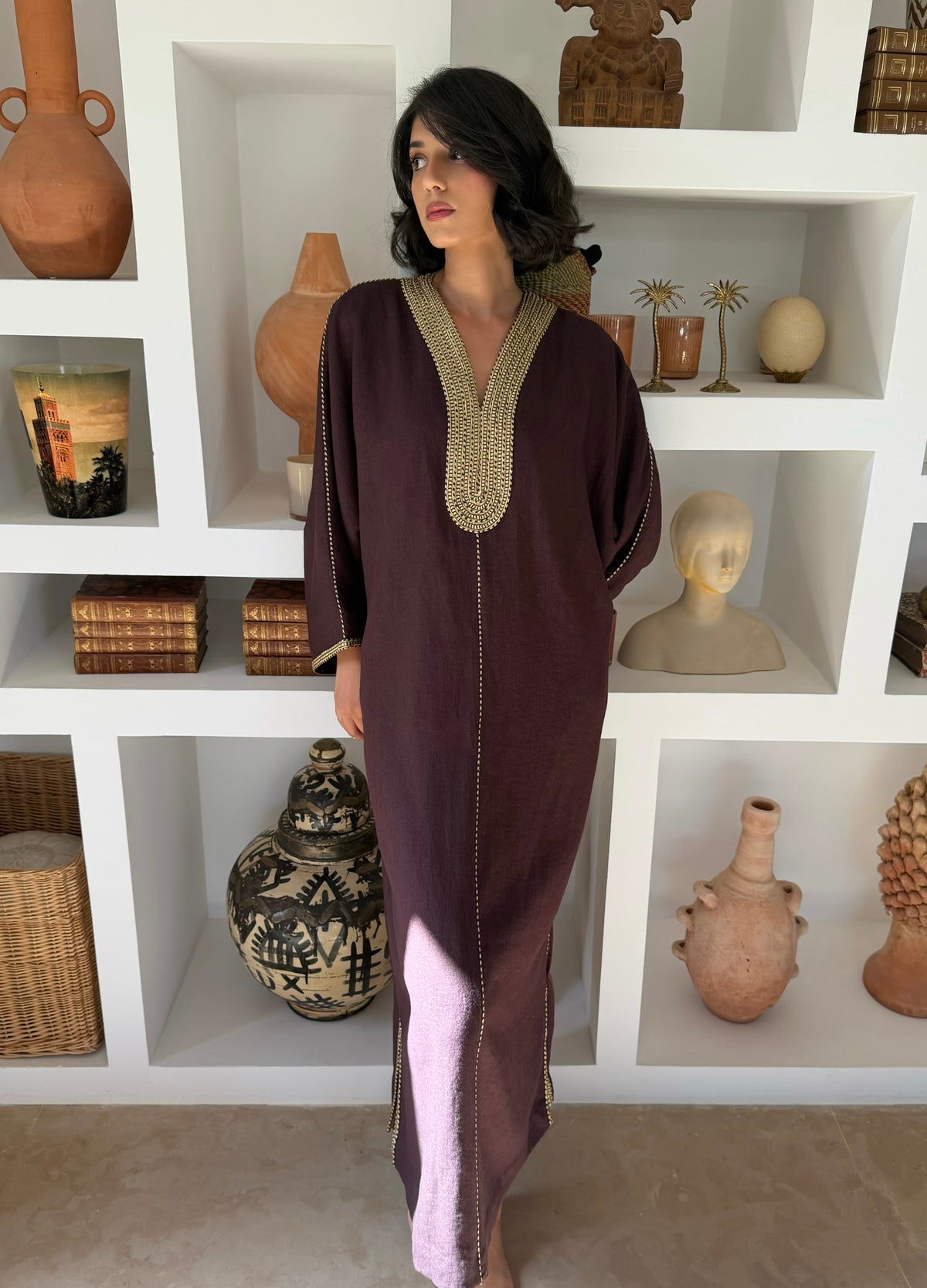 Robe Longue Prune aux Finitions Dorées — Vue de face en pied.