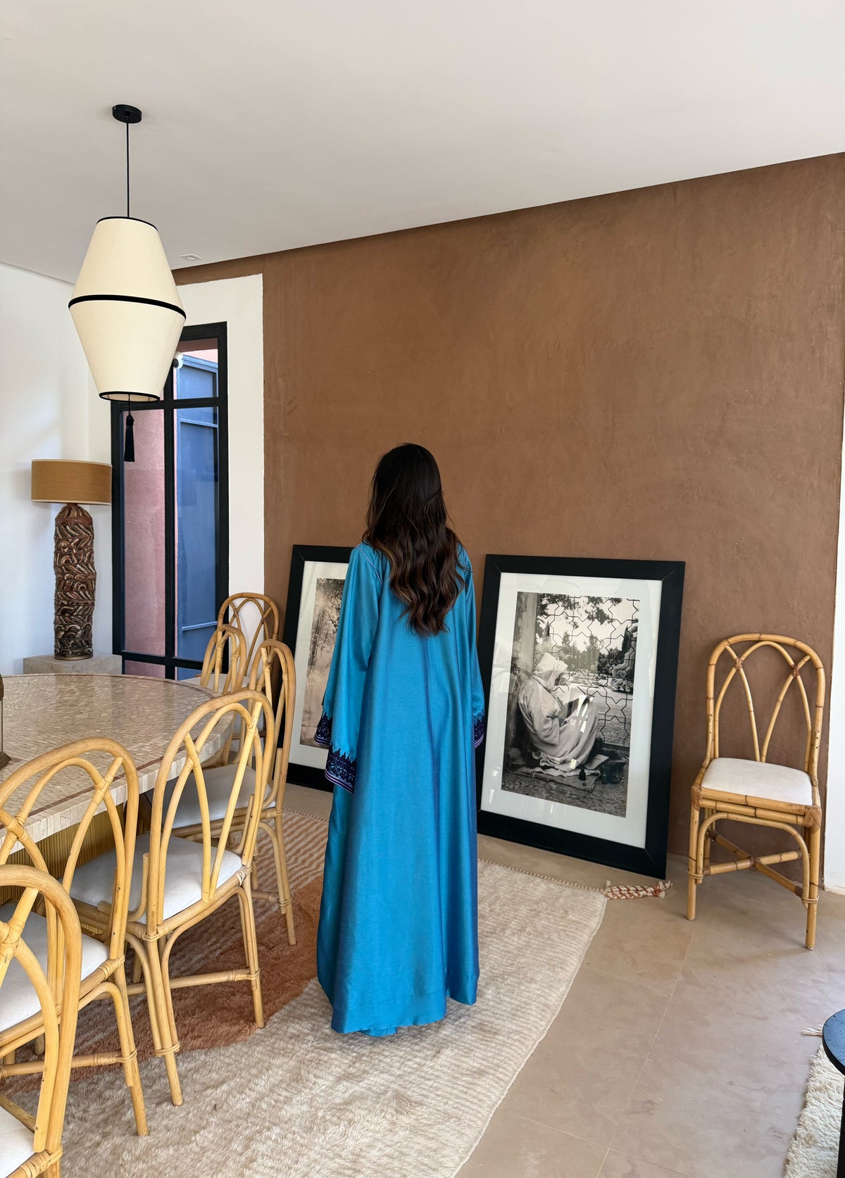 Ensemble Kimono Brodé Bleu Paon et Robe Lavande — Vue de dos de l’ensemble kimono bleu paon.