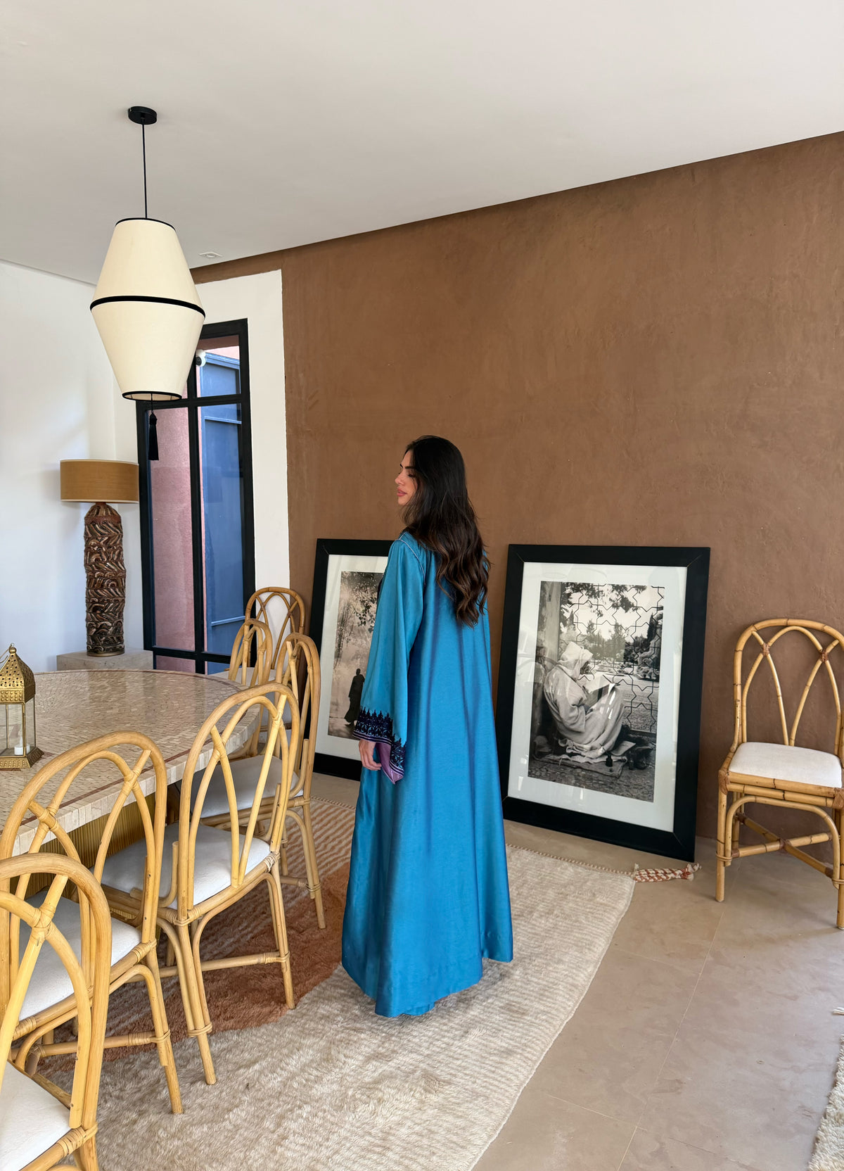 Ensemble Kimono Brodé Bleu Paon et Robe Lavande — Vue de dos de trois quarts.