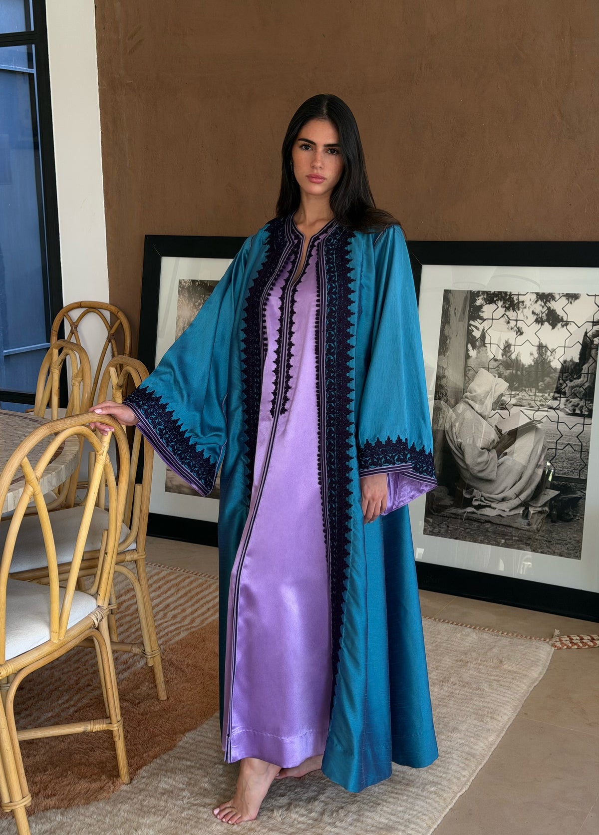 Ensemble Kimono Brodé Bleu Paon et Robe Lavande — Vue de face en pied avec robe lavande.