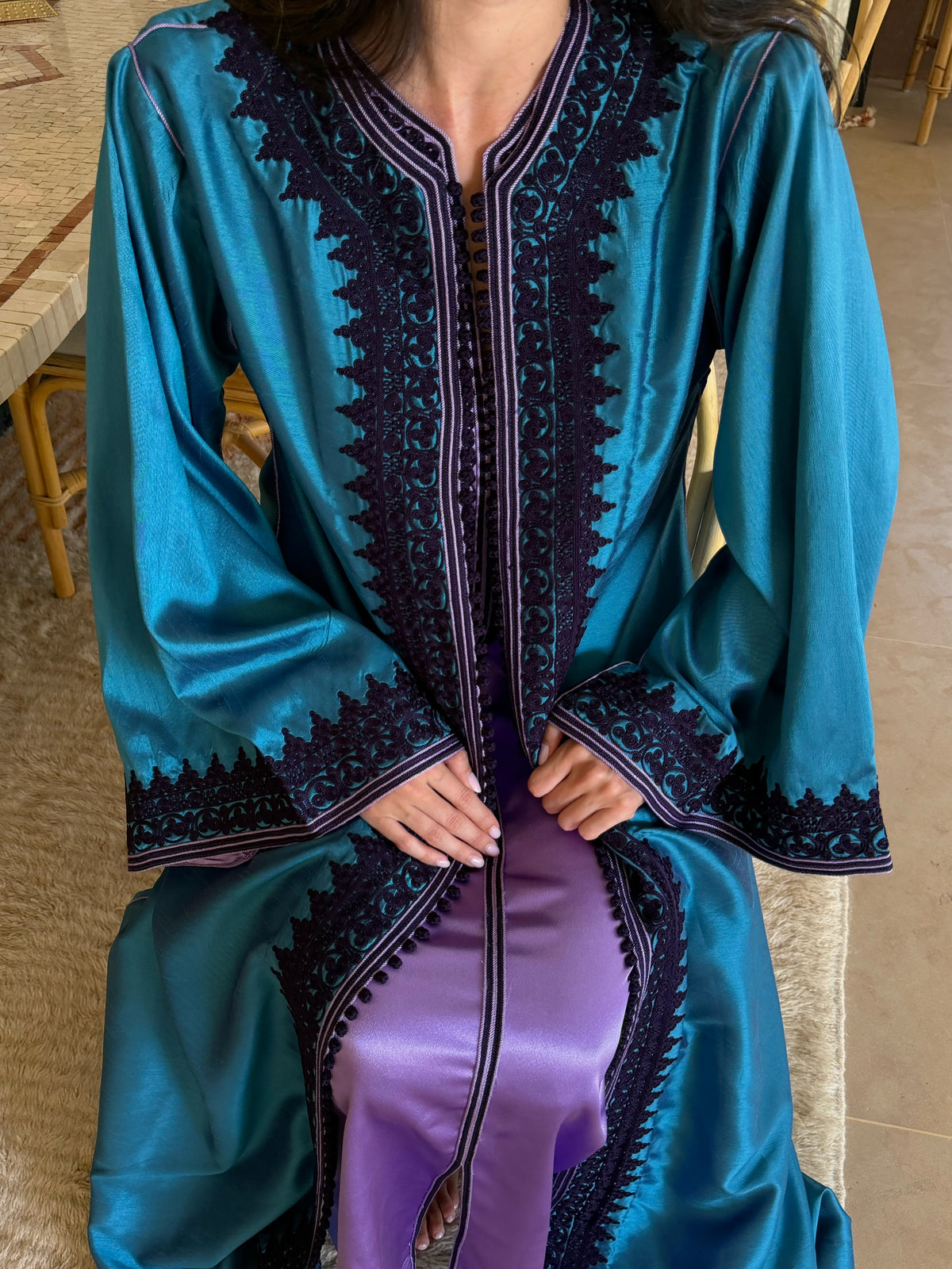 Ensemble Kimono Brodé Bleu Paon et Robe Lavande — Détail des broderies et de la robe lavande.