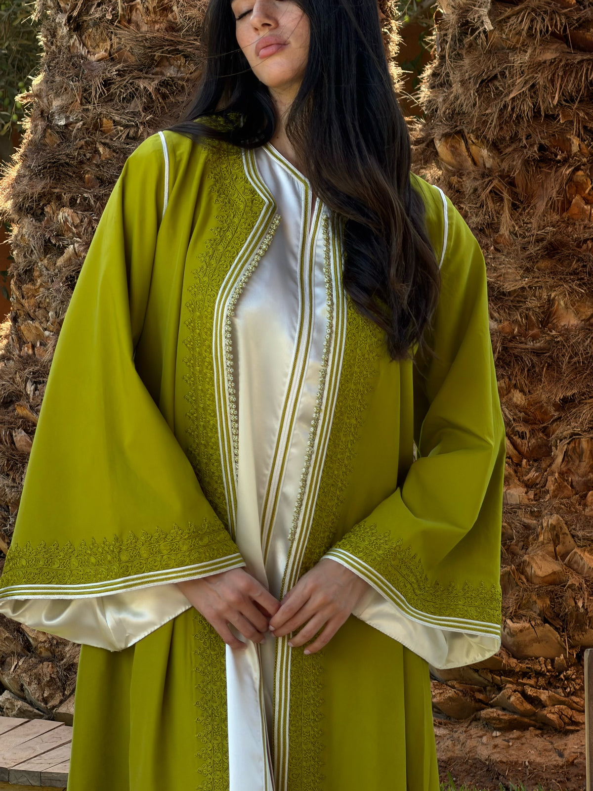 Ensemble Kimono Brodé Vert Anis et Robe Ivoire — Détail des broderies florales, de l’encolure et des bordures ivoire.