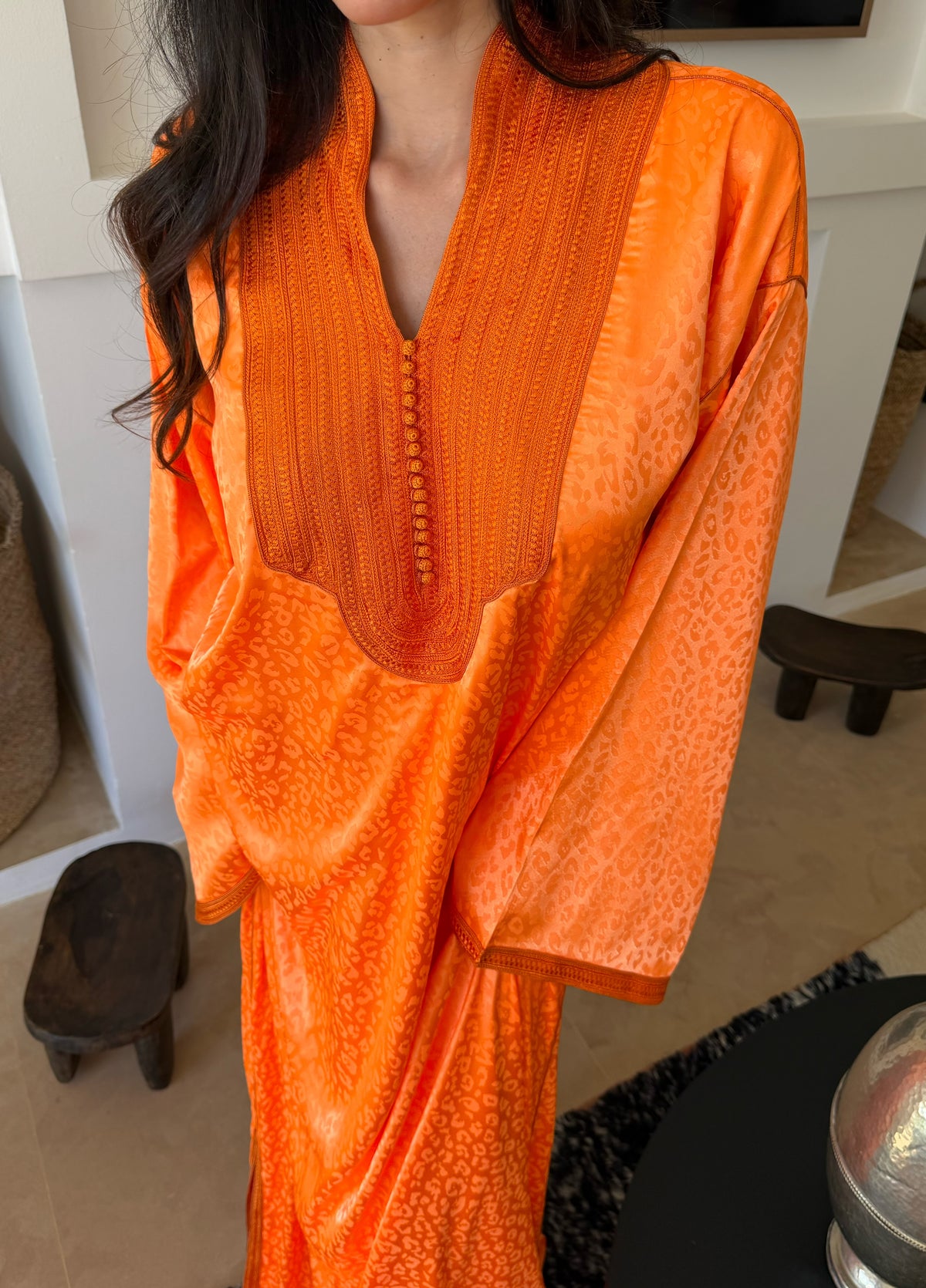Robe Longue Orange Mandarine — Détail de l’encolure et du motif orange.
