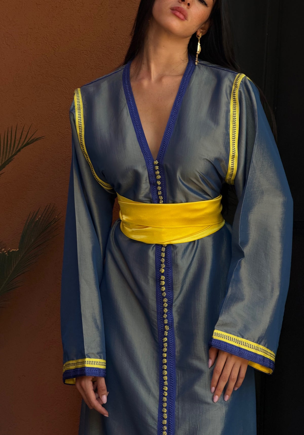 Caftan Bleu Ardoise à Ceinture Jaune — Détail de l’encolure et de la ceinture jaune.