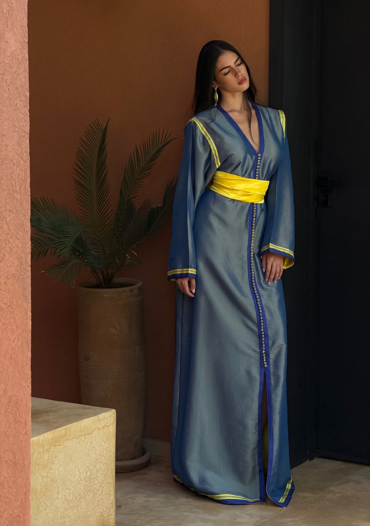 Caftan Bleu Ardoise à Ceinture Jaune — Vue de face en pied, avec ceinture jaune.