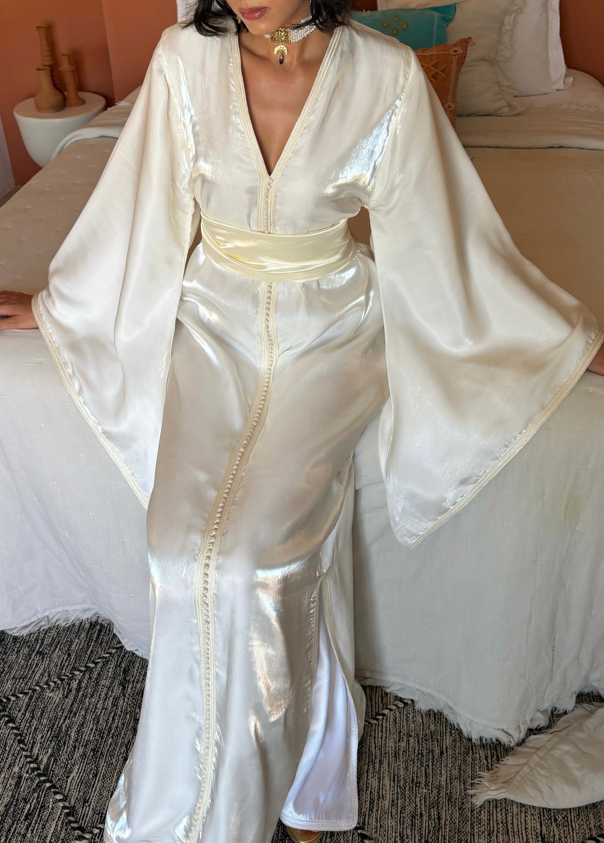Caftan de Mariée Ivoire à Manches Papillon — Détail de l’encolure, de la ceinture ivoire et des manches papillon.