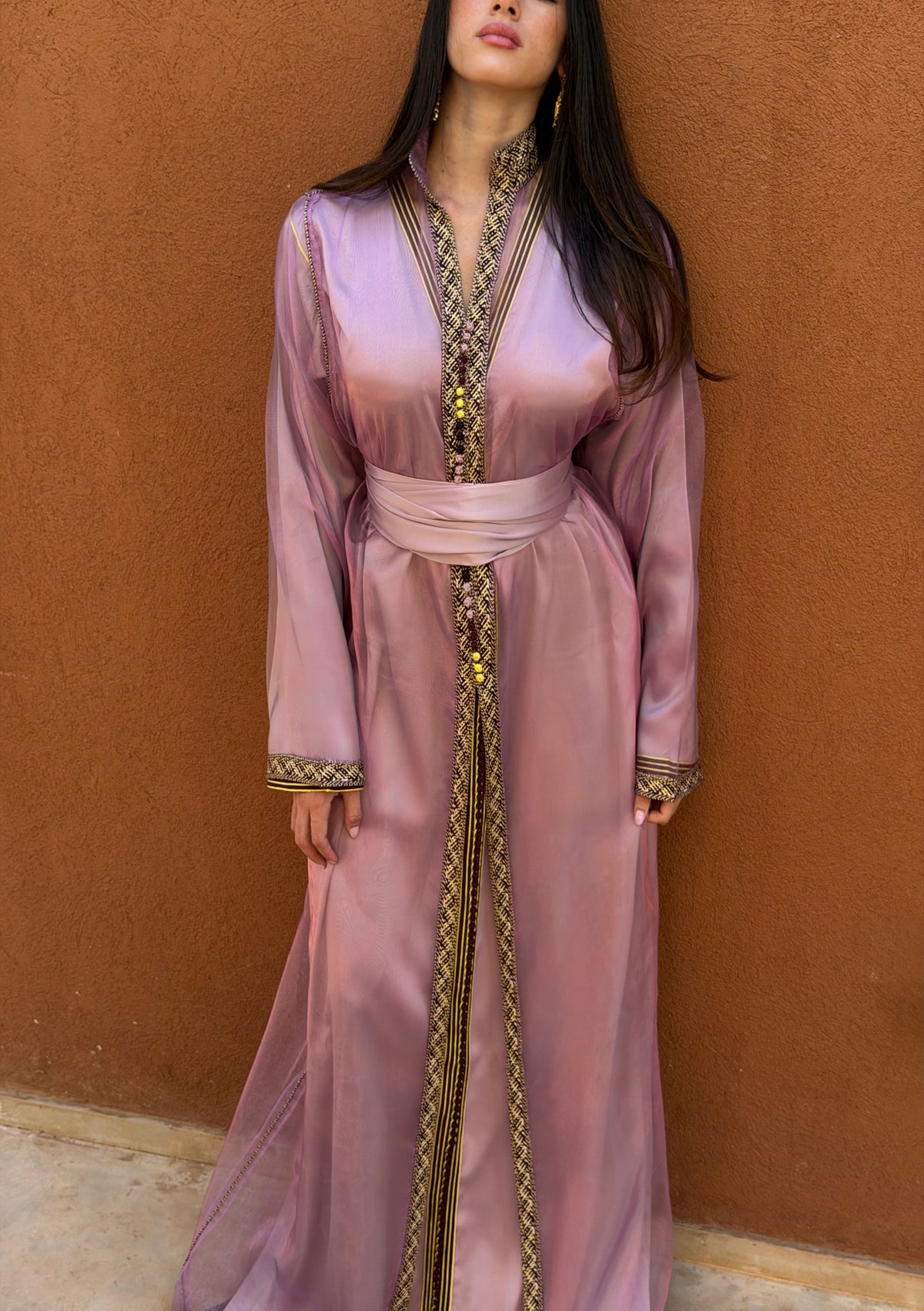 Caftan en Organza Lilas à Col Officier — Détail du col officier et de la ceinture.