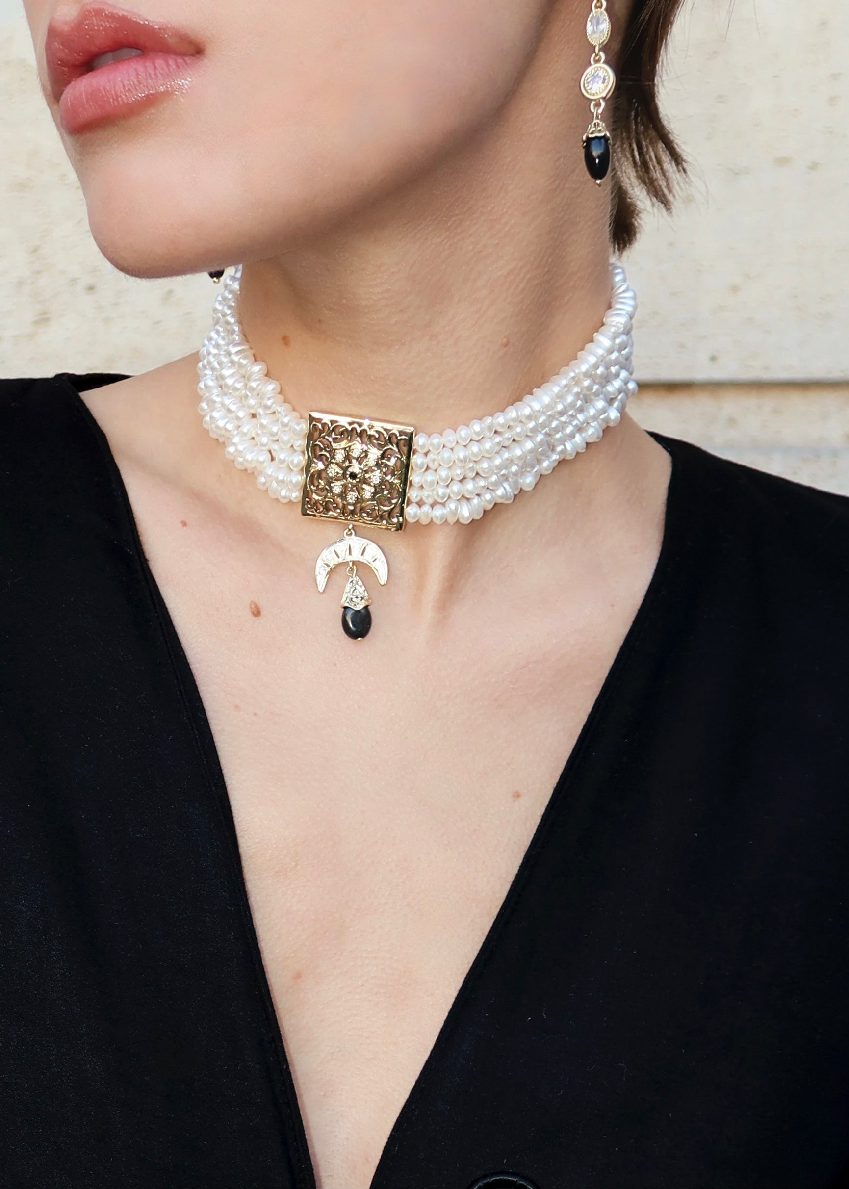 Collier perlé doré et noir ras-de-cou porté sur modèle