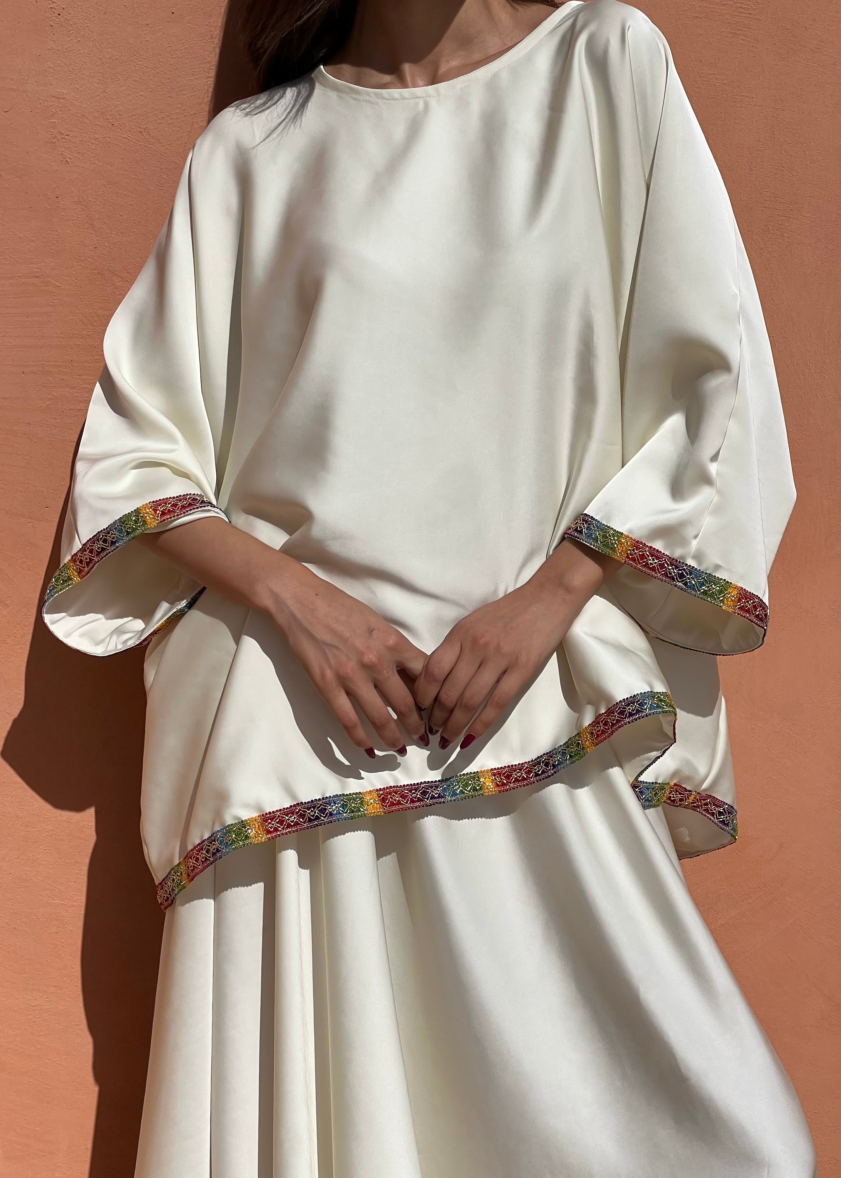Détail du drap de soie blanc de l’ensemble kabyle, couture fine et finitions artisanales élégantes