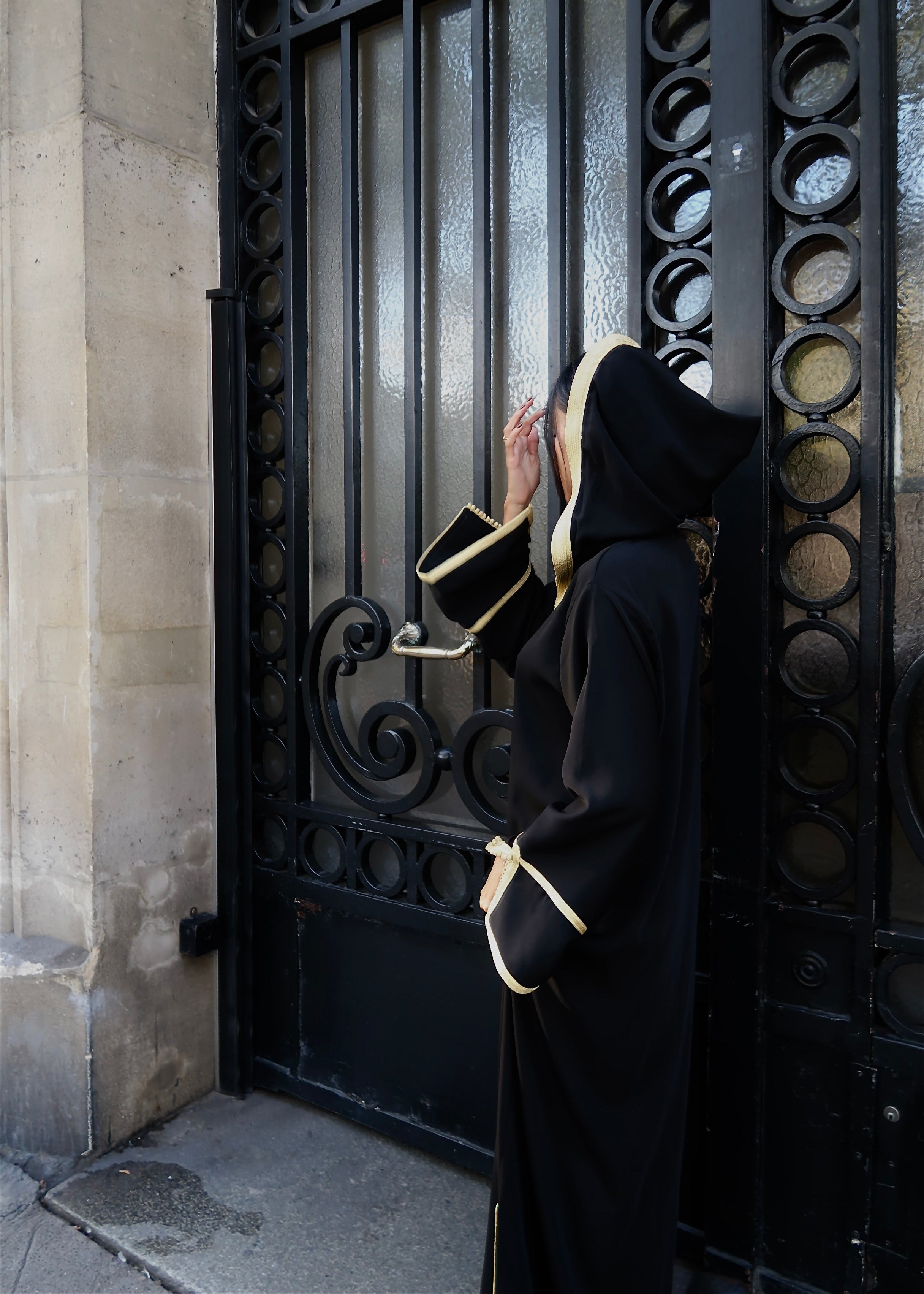 Capuche intégrée sur robe jellaba noire en crêpe de soie
