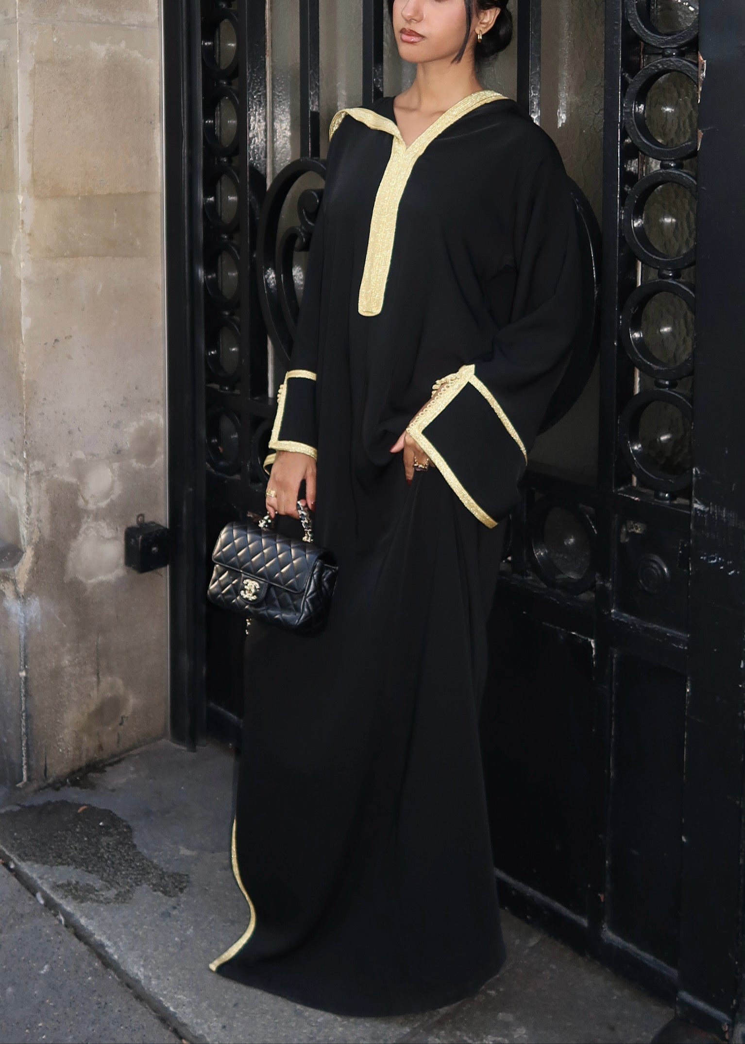 Robe longue marocaine noire en crêpe de soie avec détails dorés et capuche